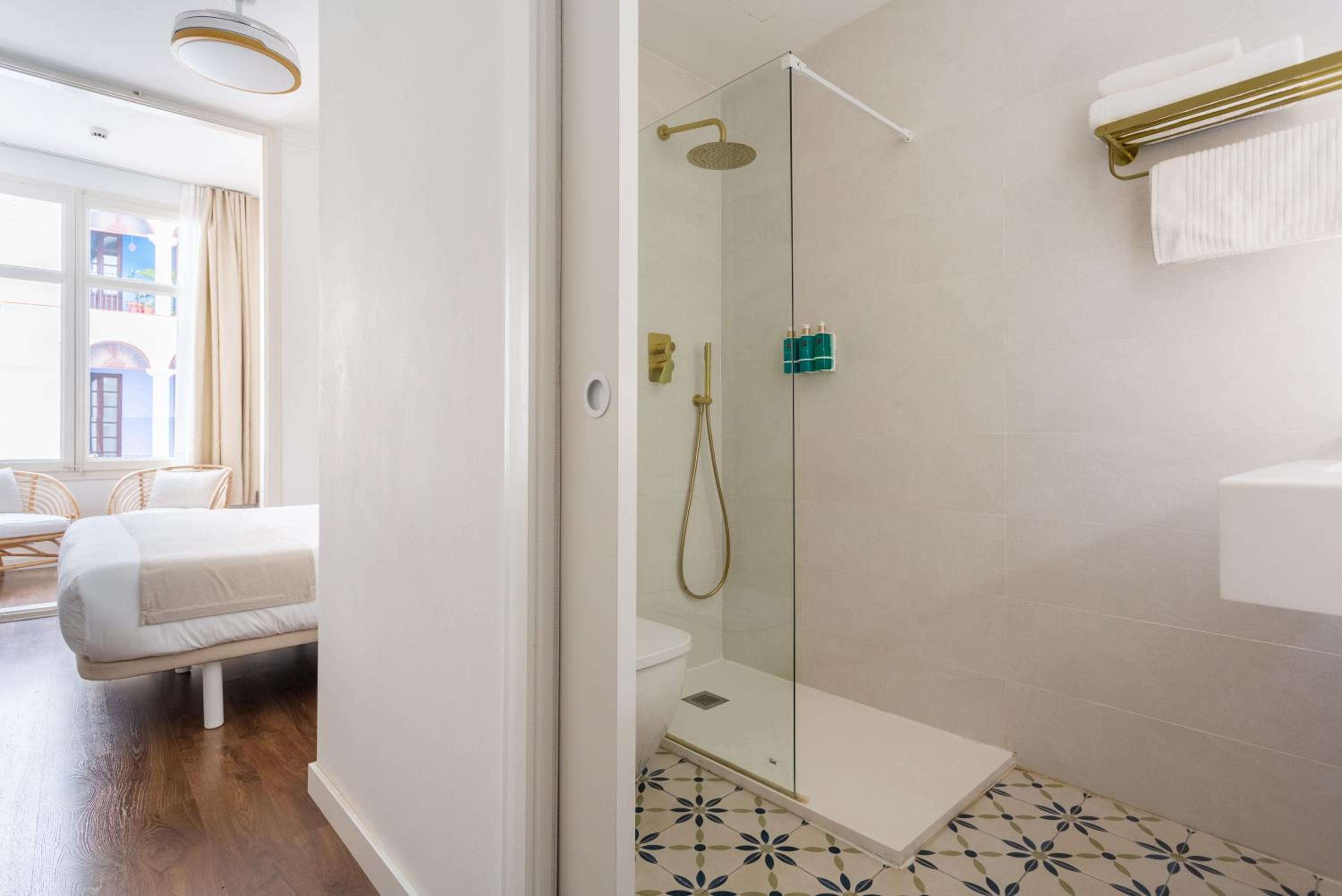Large Double Room - Photo 13