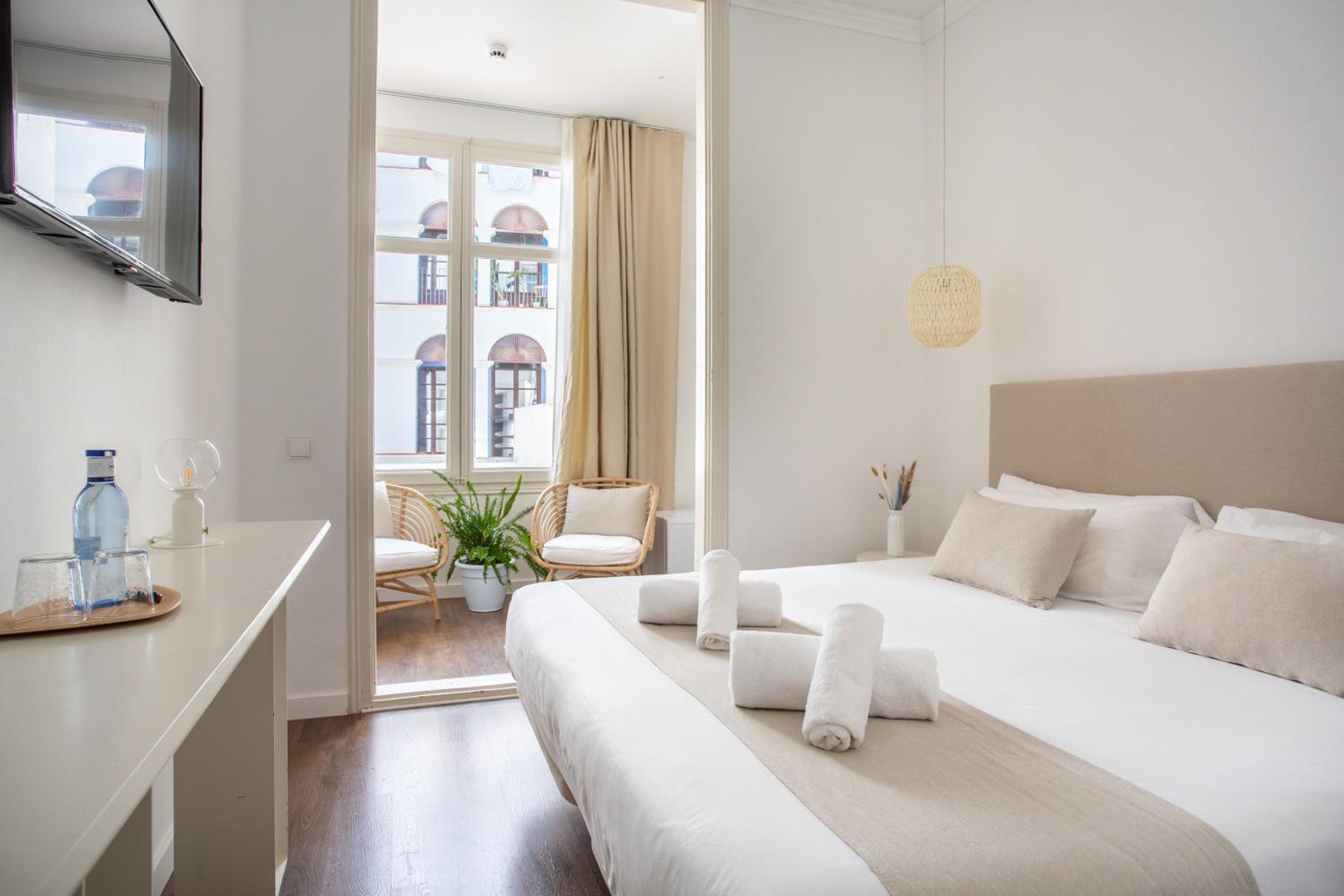 Large Double Room - Photo 1