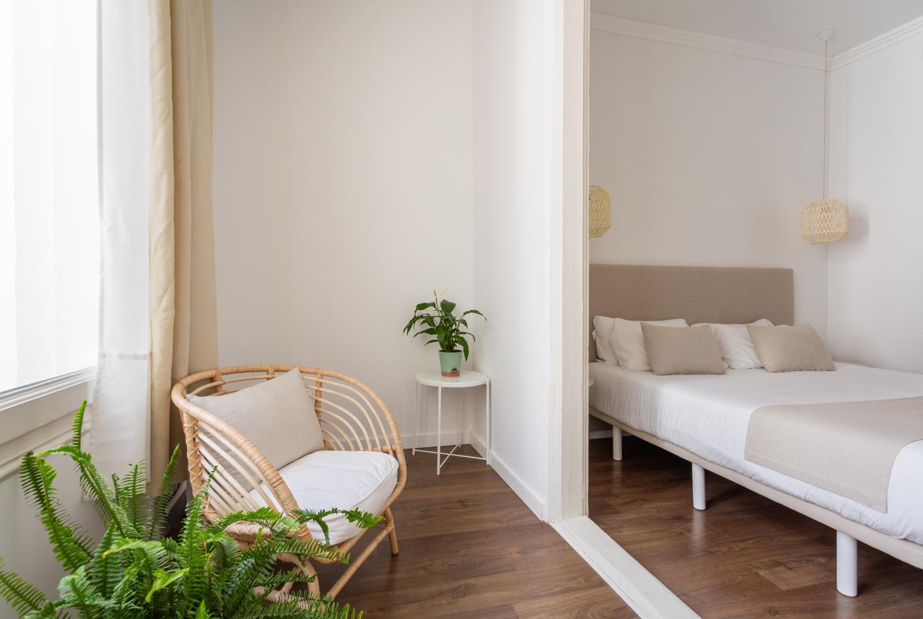 Large Double Room - Photo 12