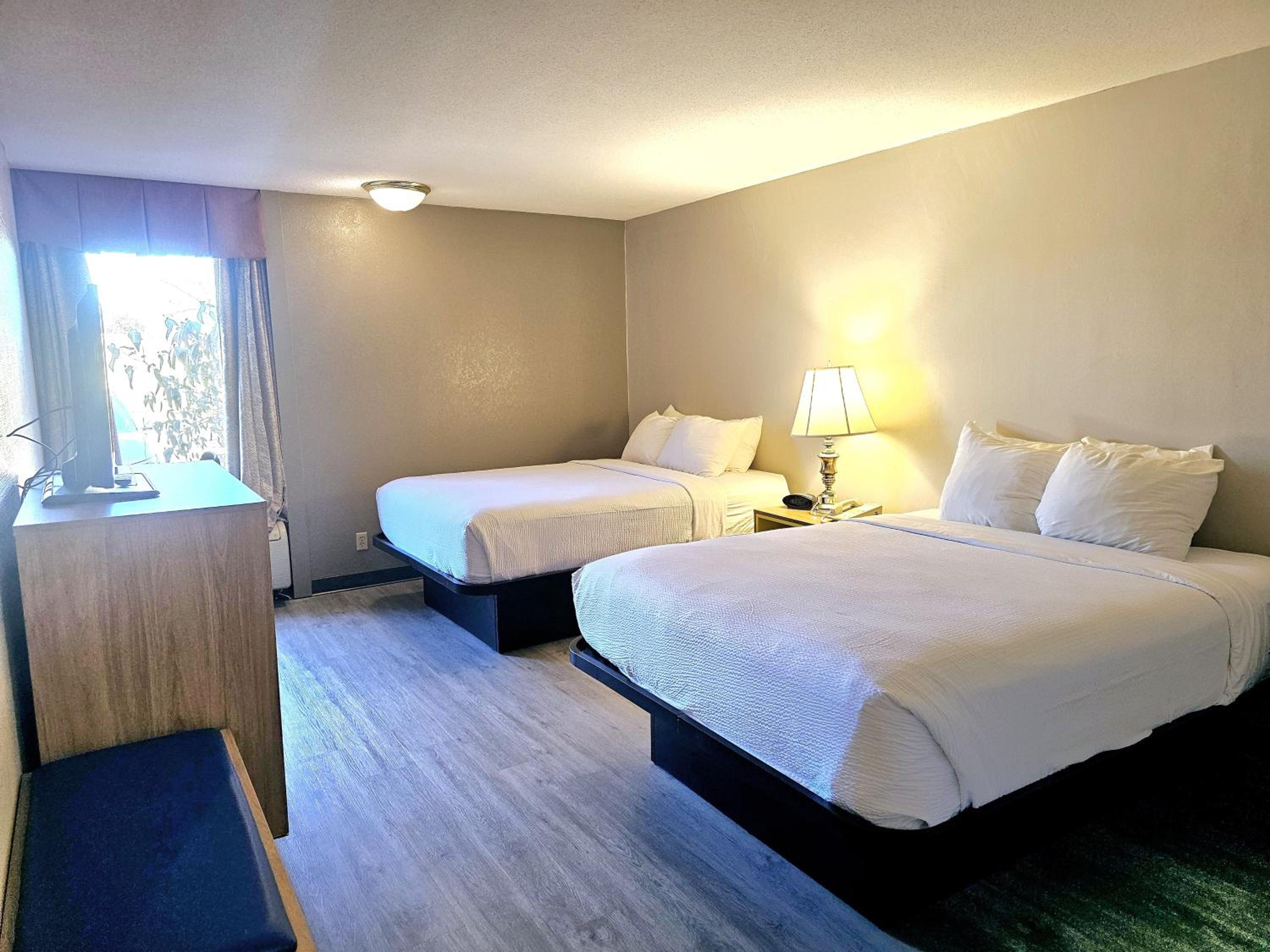Queen Room with Two Queen Beds - Non-Smoking - Photo 5