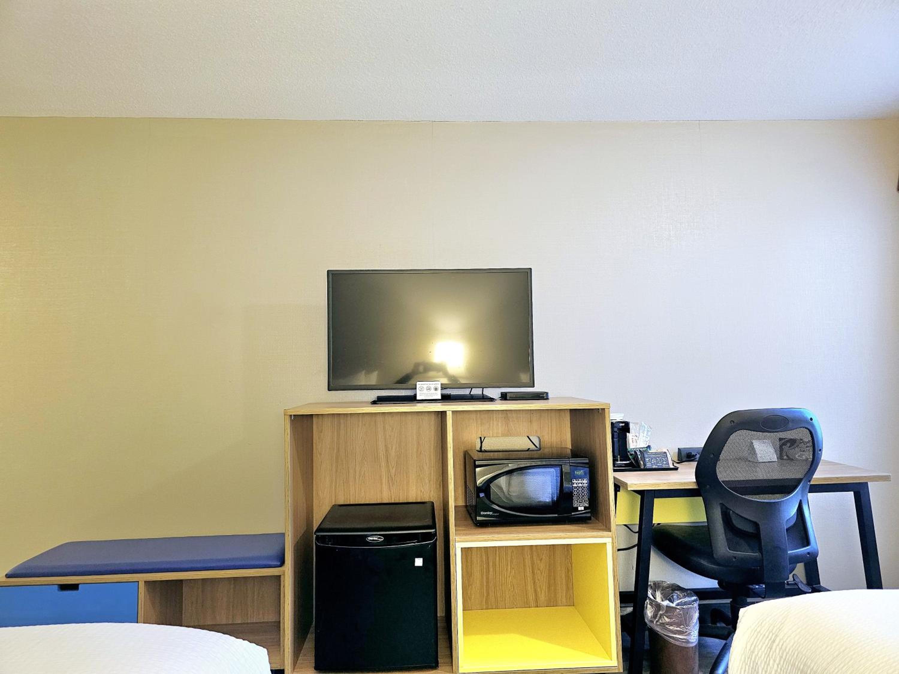 Queen Room with Two Queen Beds - Non-Smoking - Photo 6