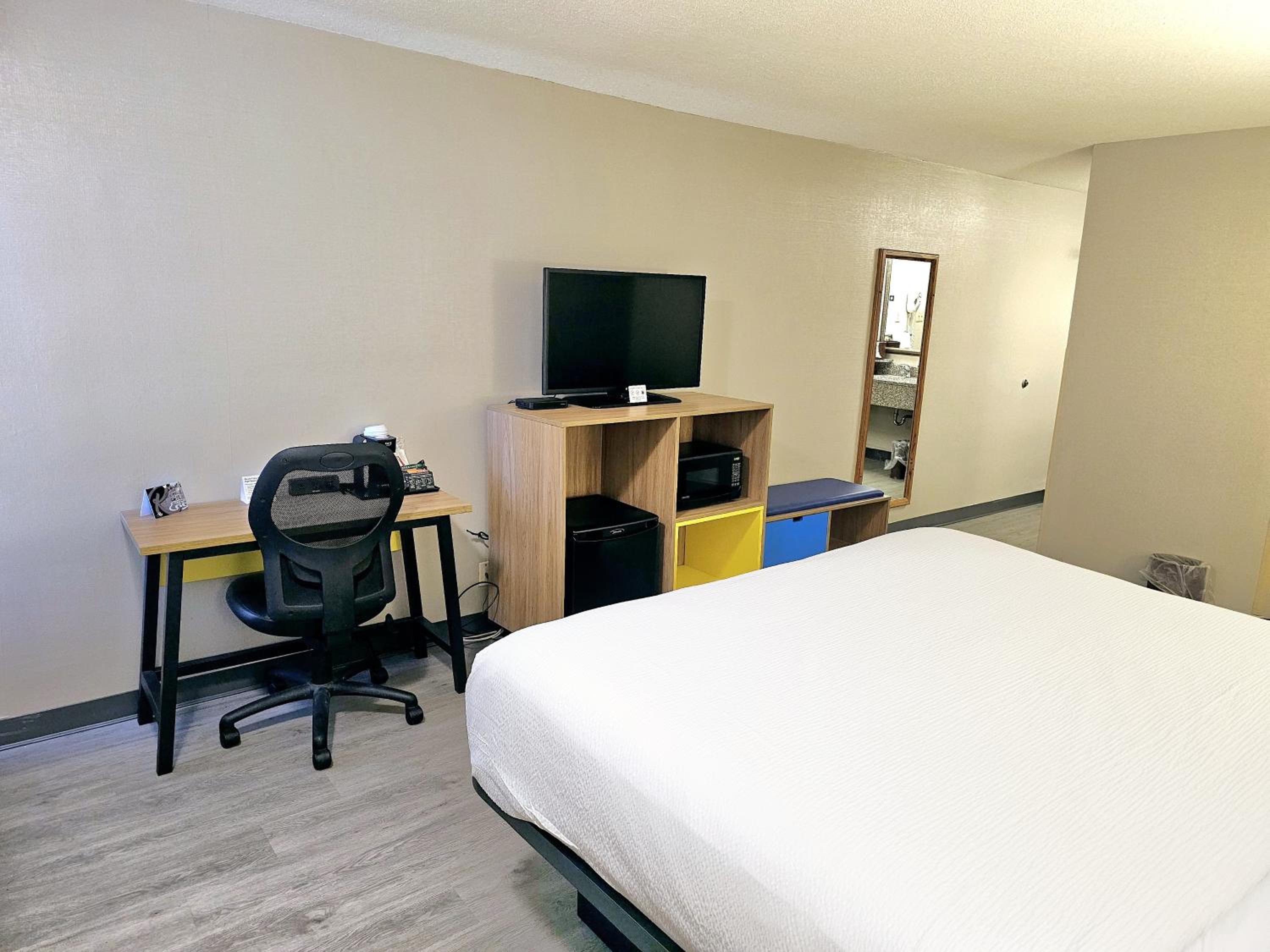 1 King Bed, Mobility Accessible Room, Bathtub w/ Grab Bars, Non-Smoking - Photo 4