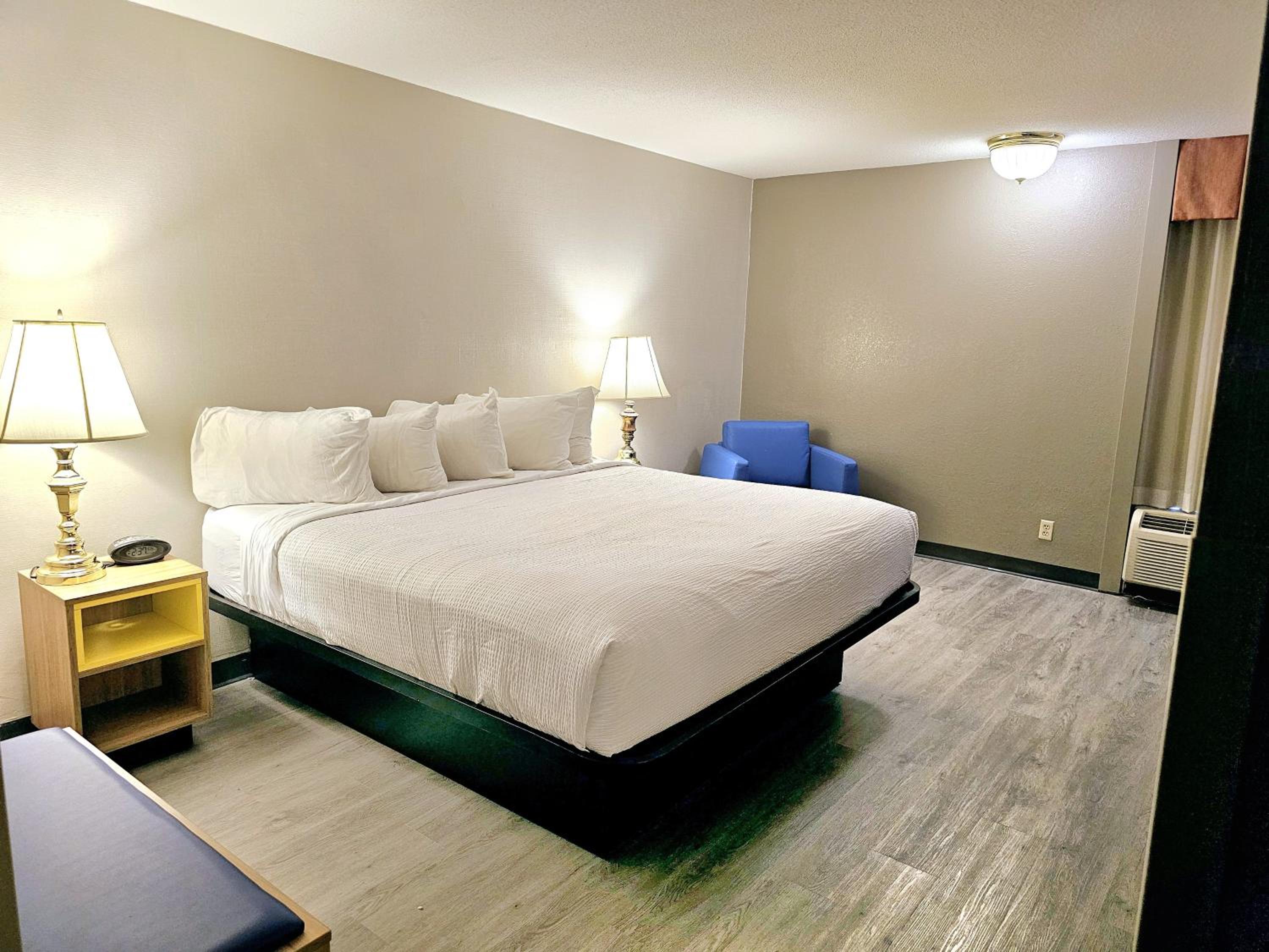 1 King Bed, Mobility Accessible Room, Bathtub w/ Grab Bars, Non-Smoking - Photo 1