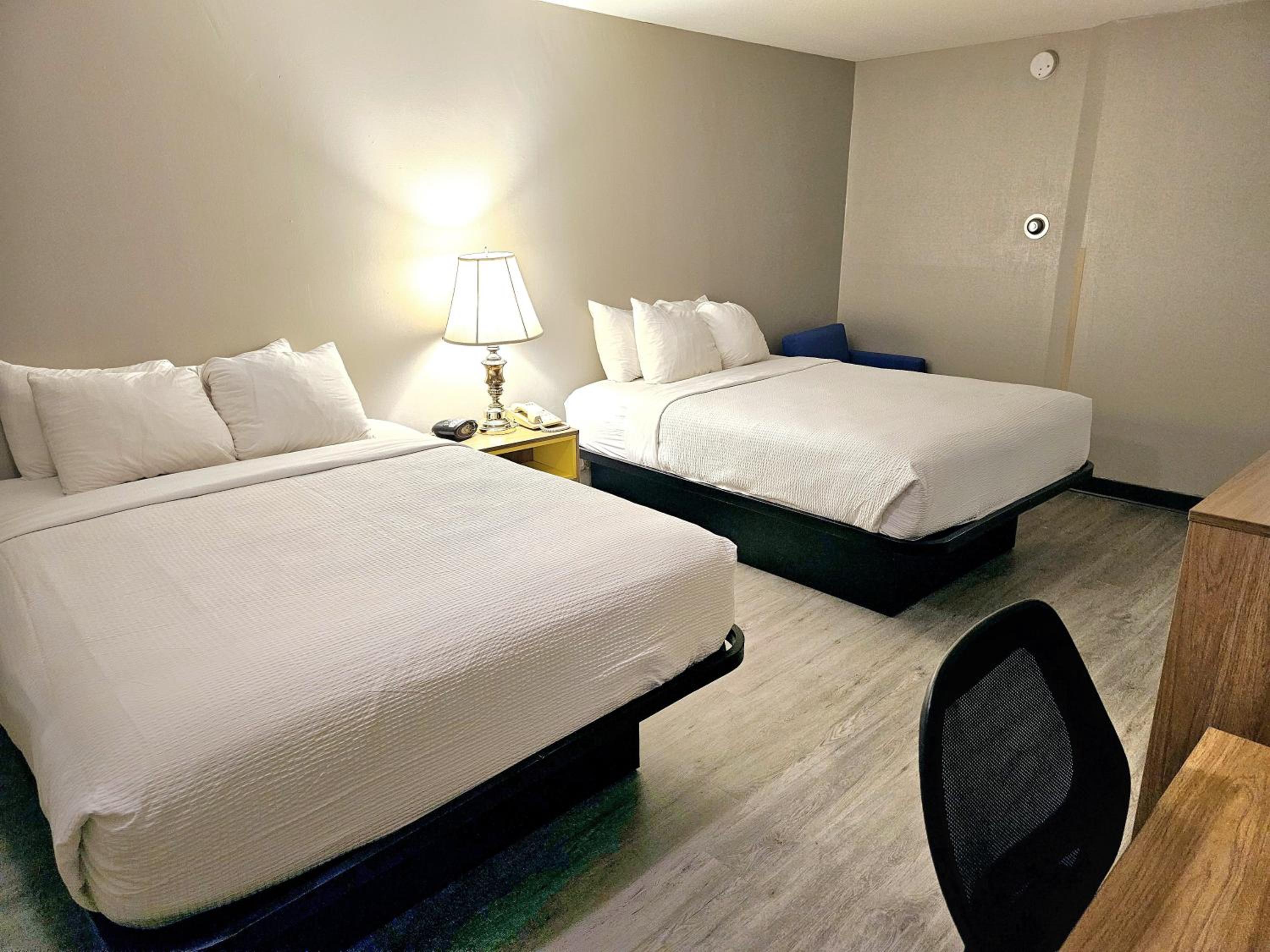 Queen Room with Two Queen Beds - Non-Smoking - Photo 8