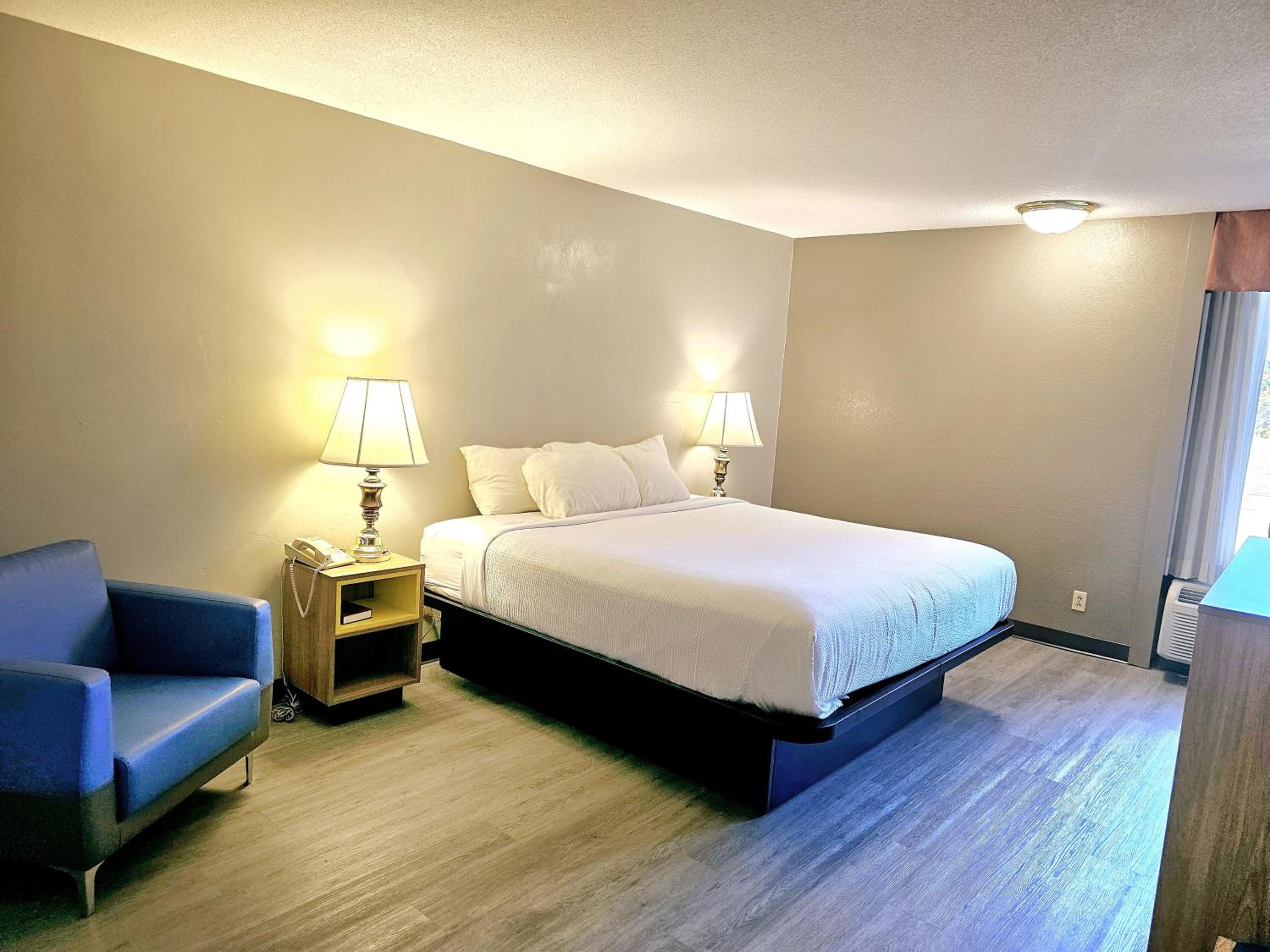 1 King Bed, Mobility Accessible Room, Bathtub w/ Grab Bars, Non-Smoking - Photo 5