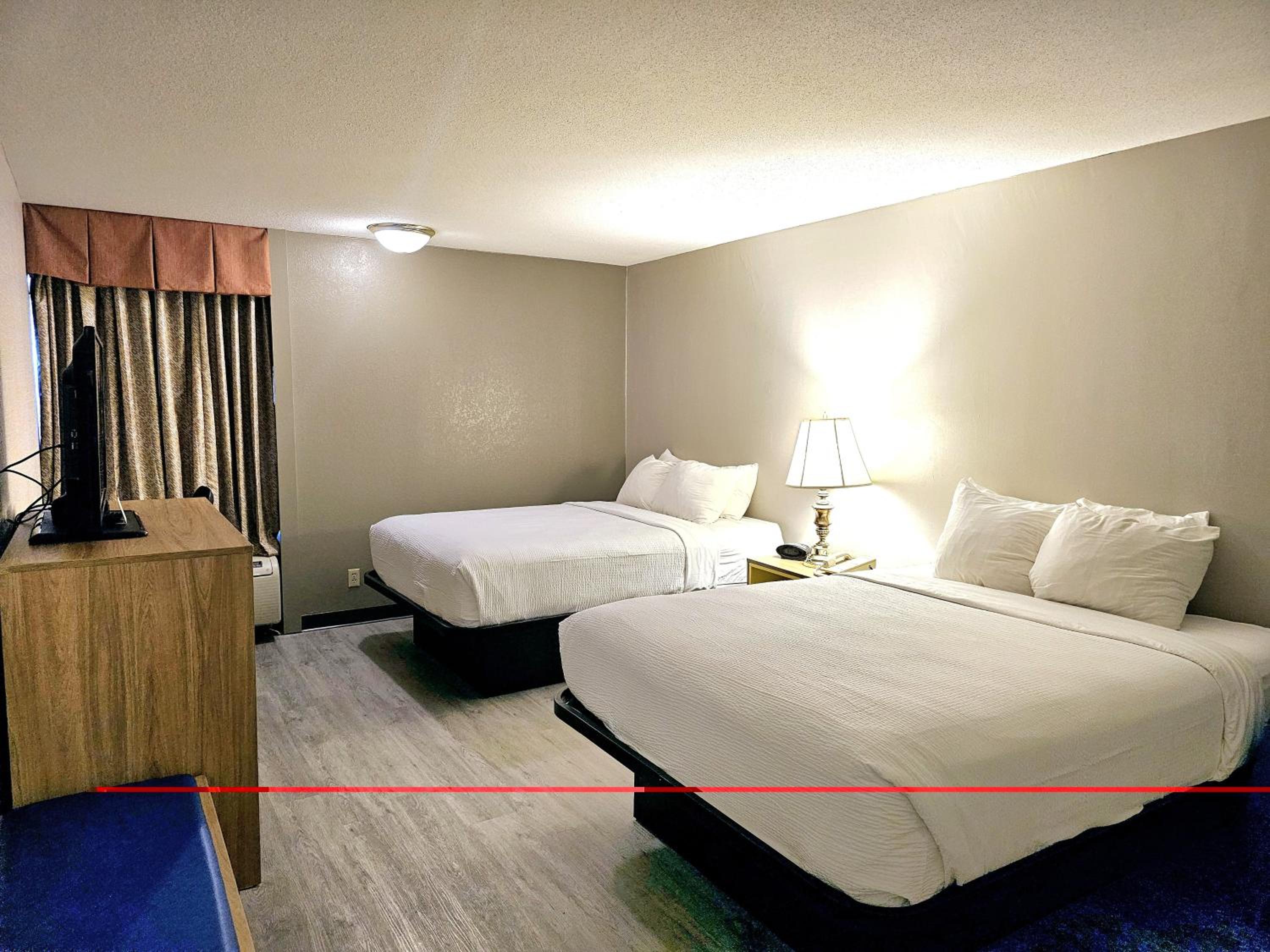 Queen Room with Two Queen Beds - Non-Smoking - Photo 7