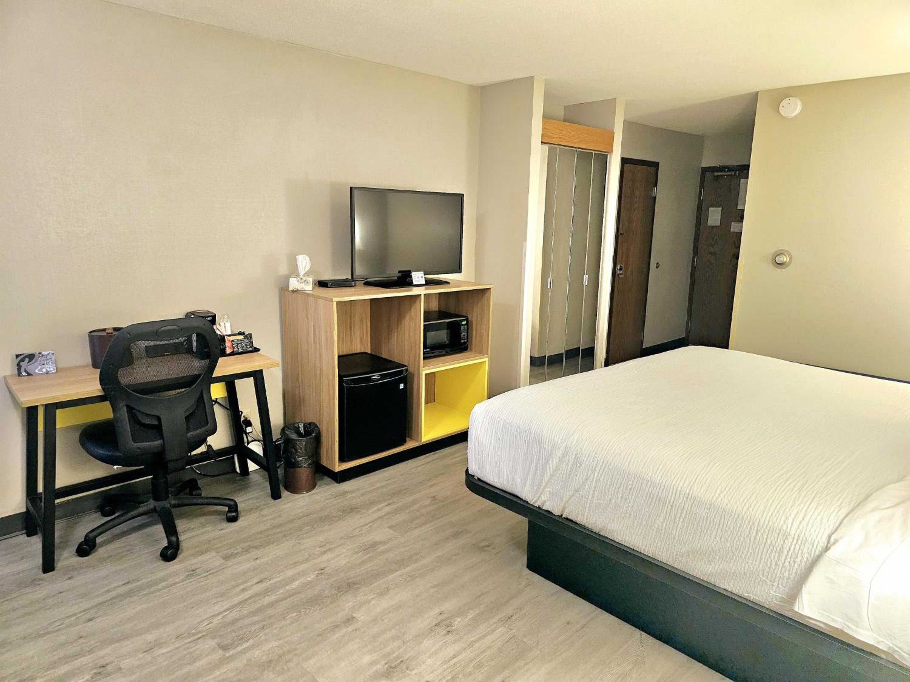 1 King Bed, Mobility Accessible Room, Bathtub w/ Grab Bars, Non-Smoking - Photo 10