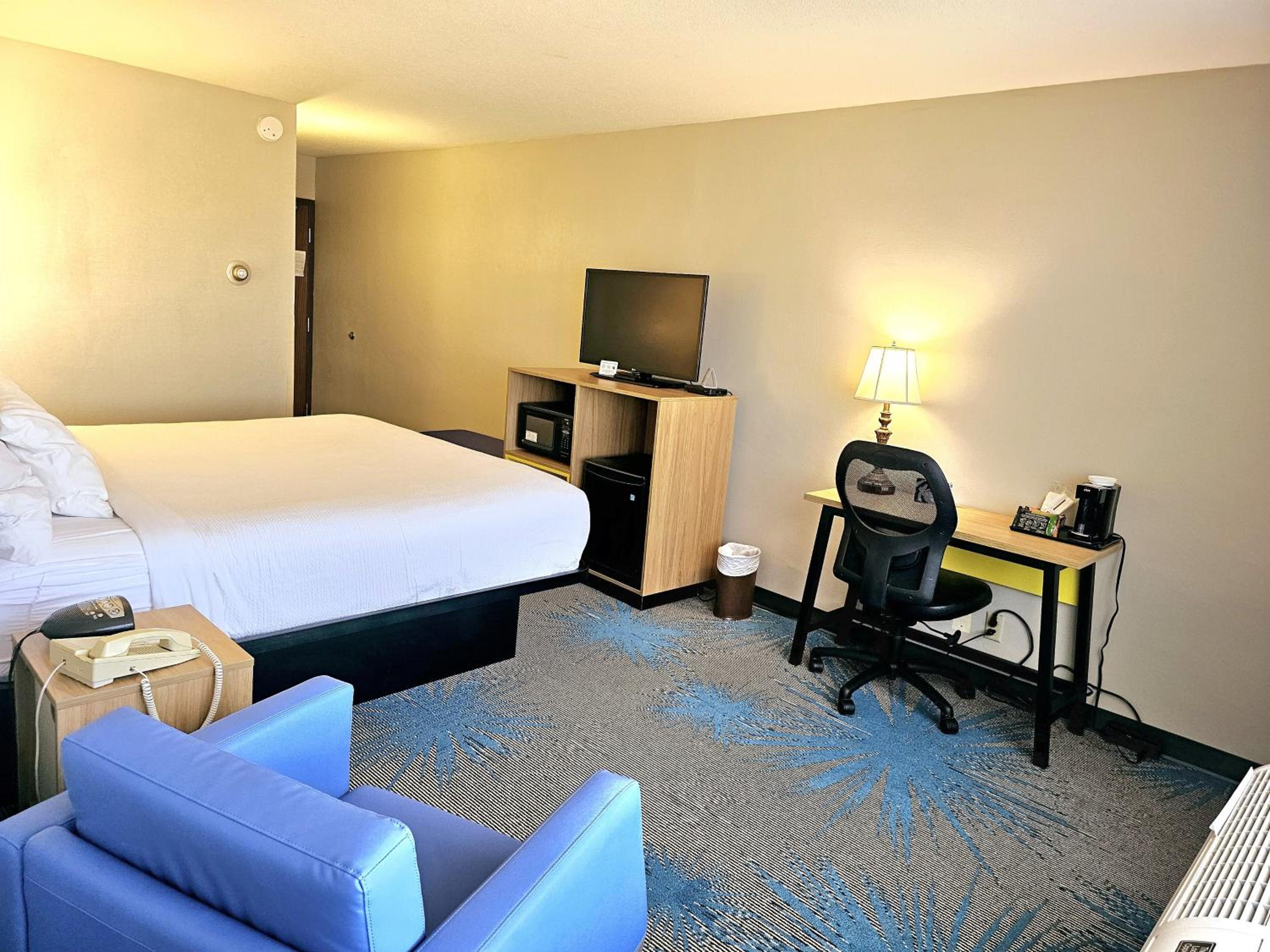 1 King Bed, Mobility Accessible Room, Bathtub w/ Grab Bars, Non-Smoking - Photo 6