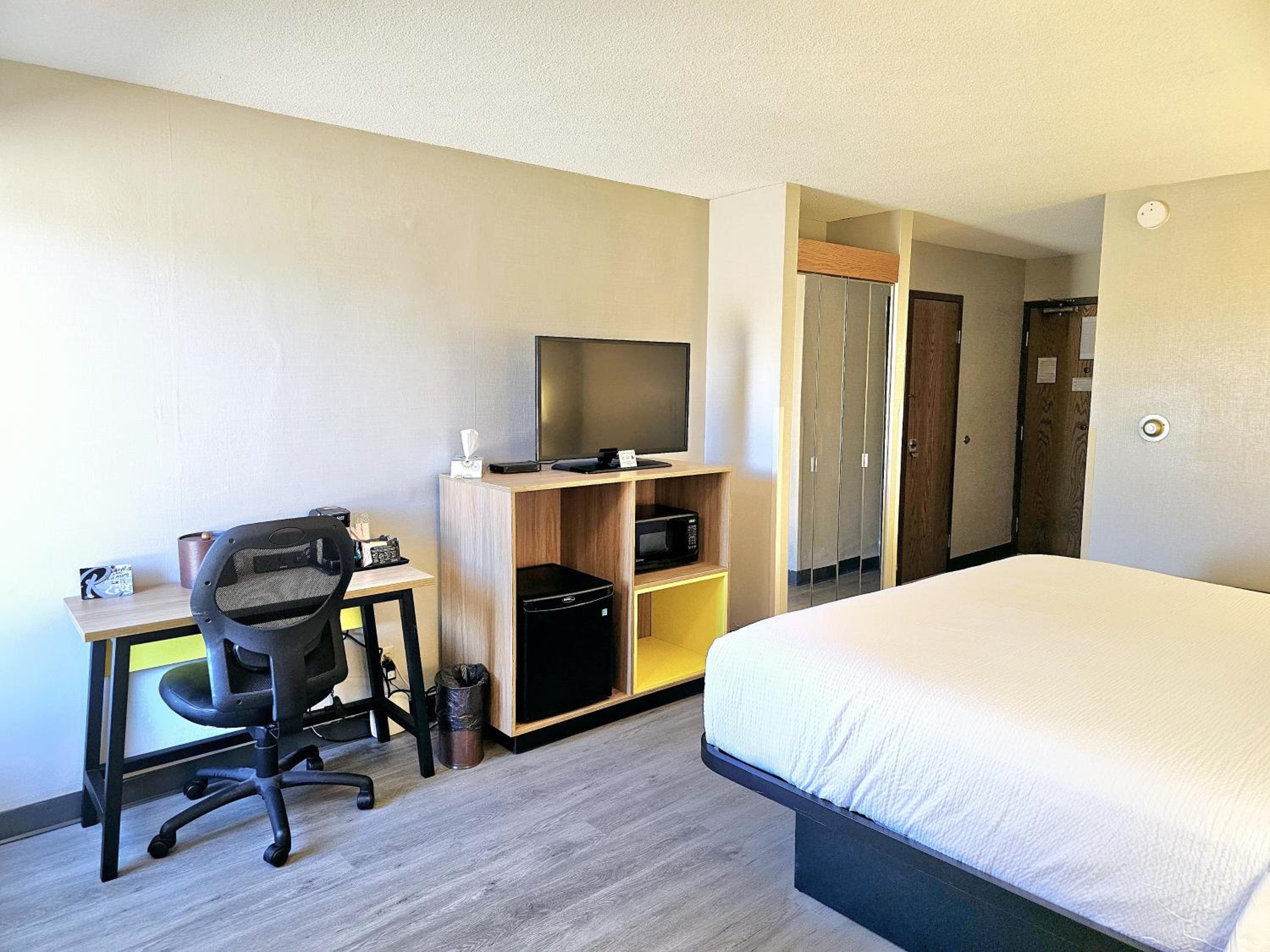 1 King Bed, Mobility Accessible Room, Bathtub w/ Grab Bars, Non-Smoking - Photo 7