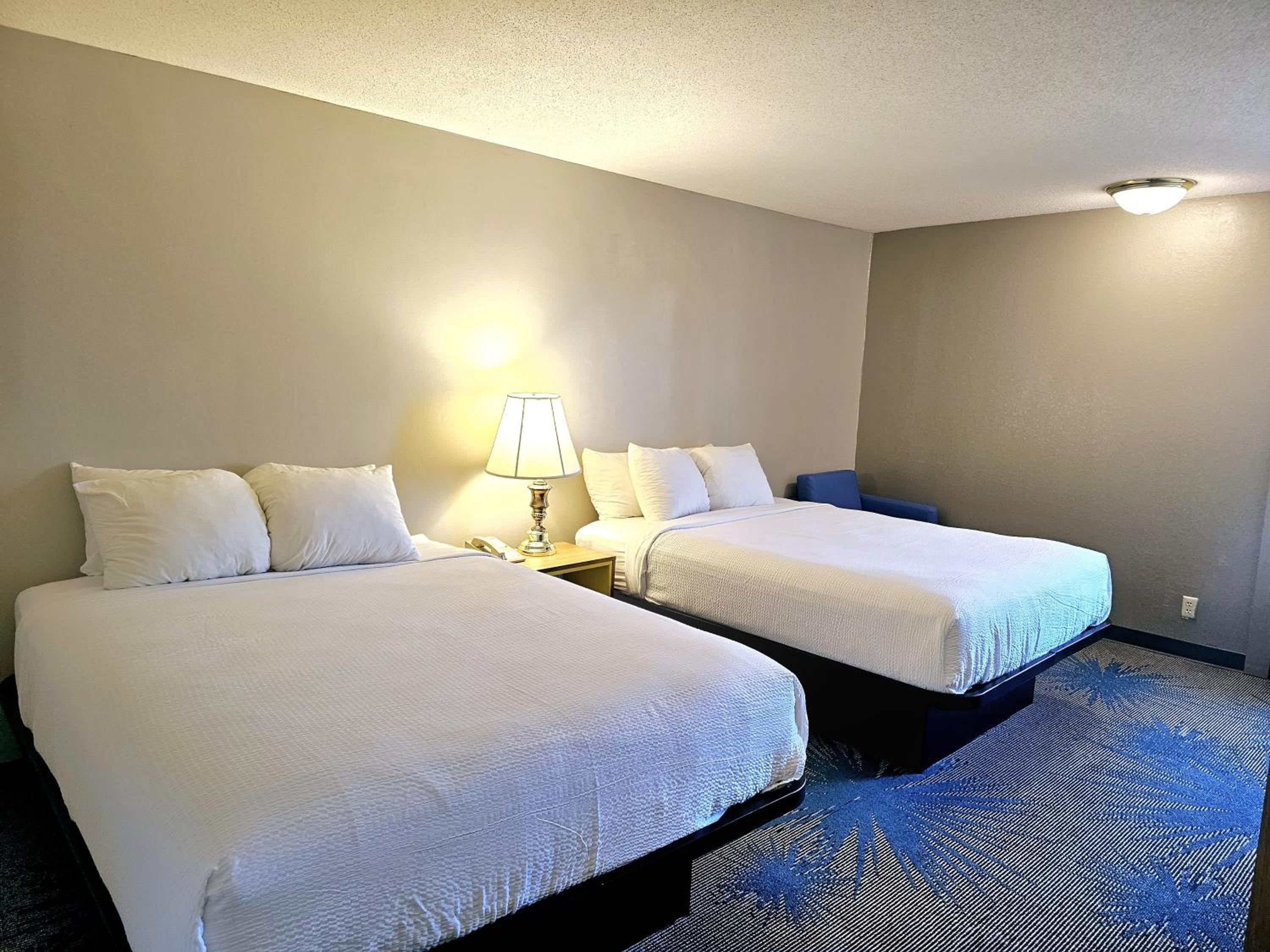 Queen Room with Two Queen Beds - Non-Smoking - Photo 4