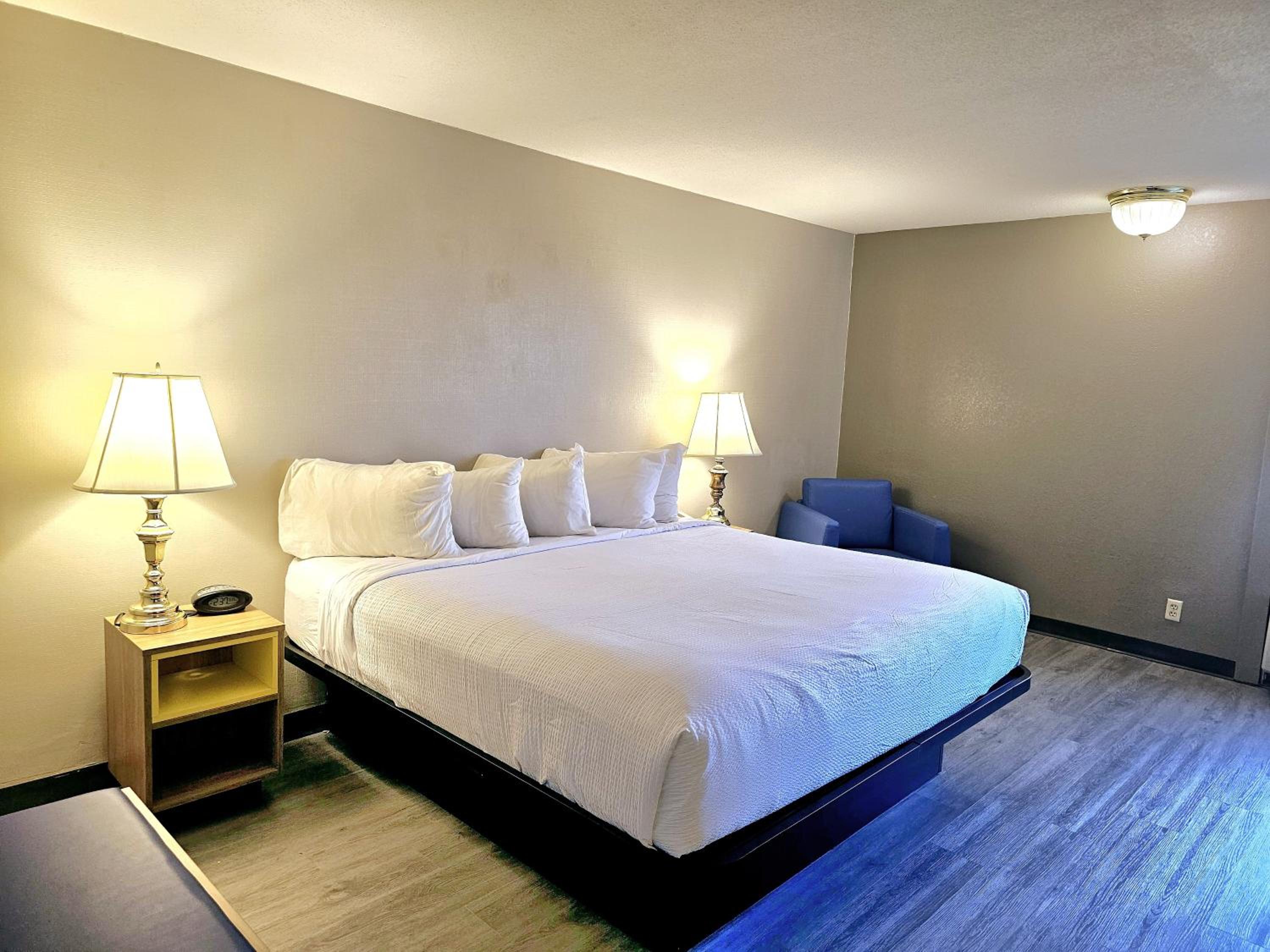 1 King Bed, Mobility Accessible Room, Bathtub w/ Grab Bars, Non-Smoking - Photo 2