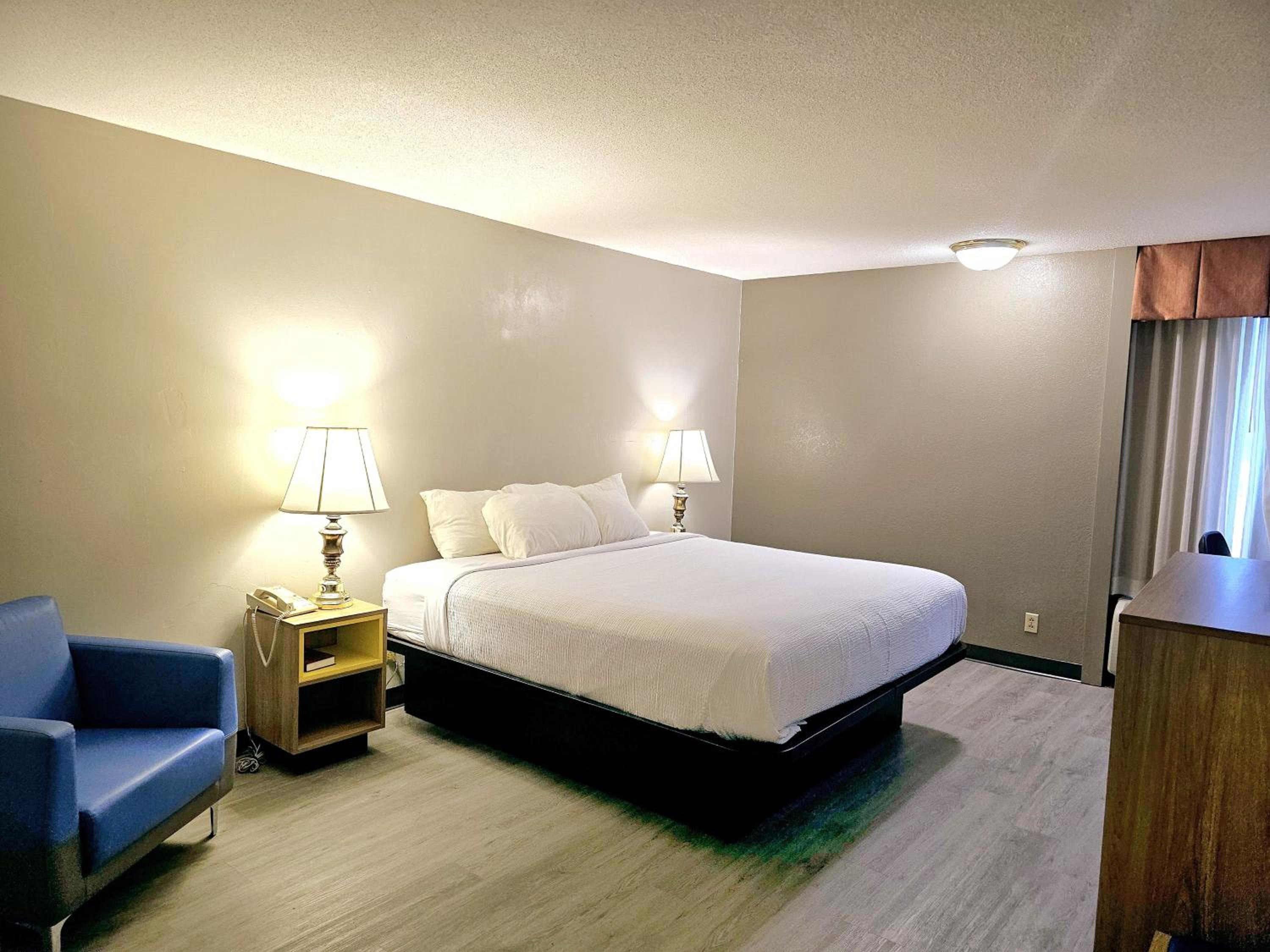 1 King Bed, Mobility Accessible Room, Bathtub w/ Grab Bars, Non-Smoking - Photo 8