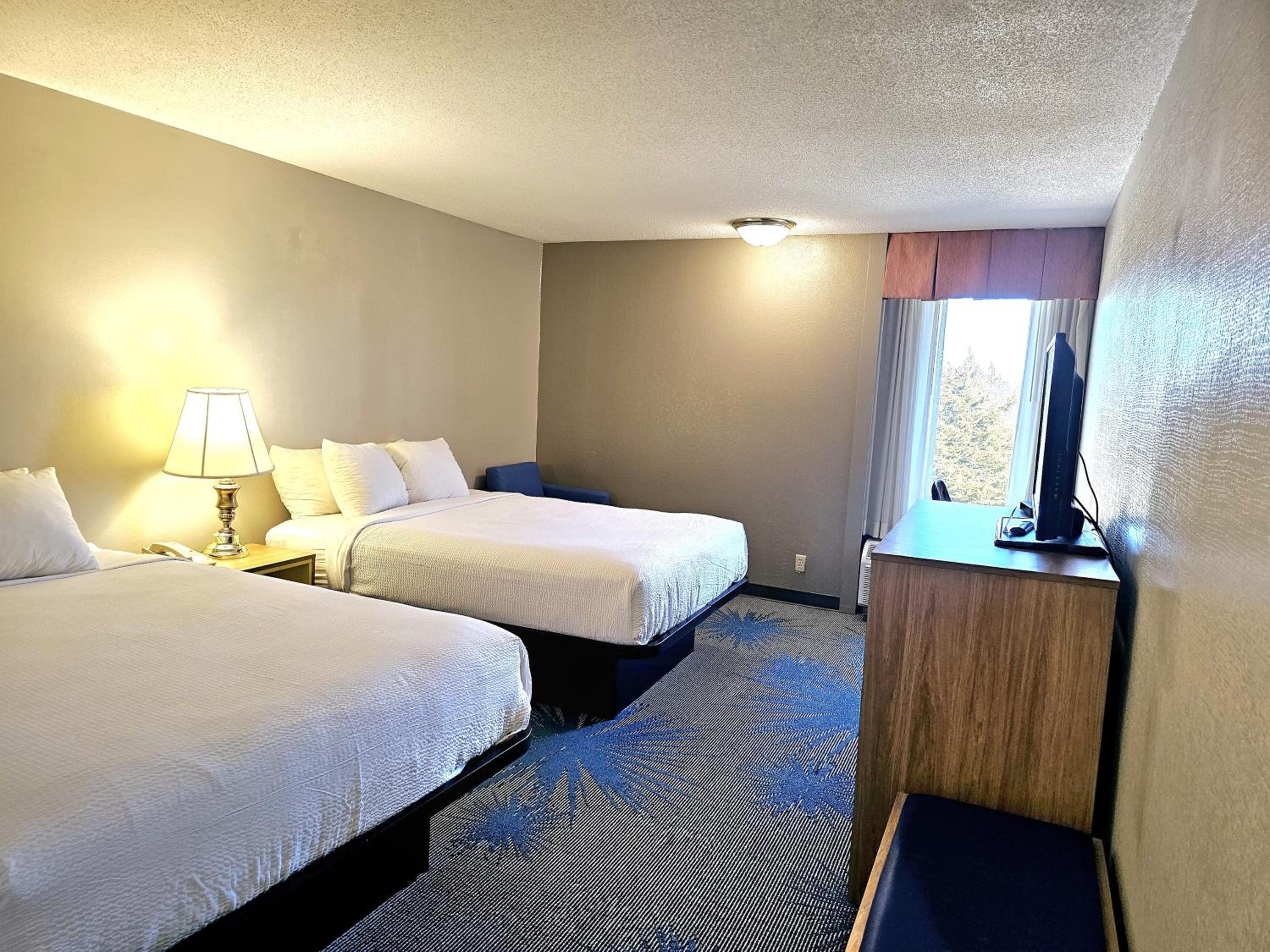 Queen Room with Two Queen Beds - Non-Smoking - Photo 1