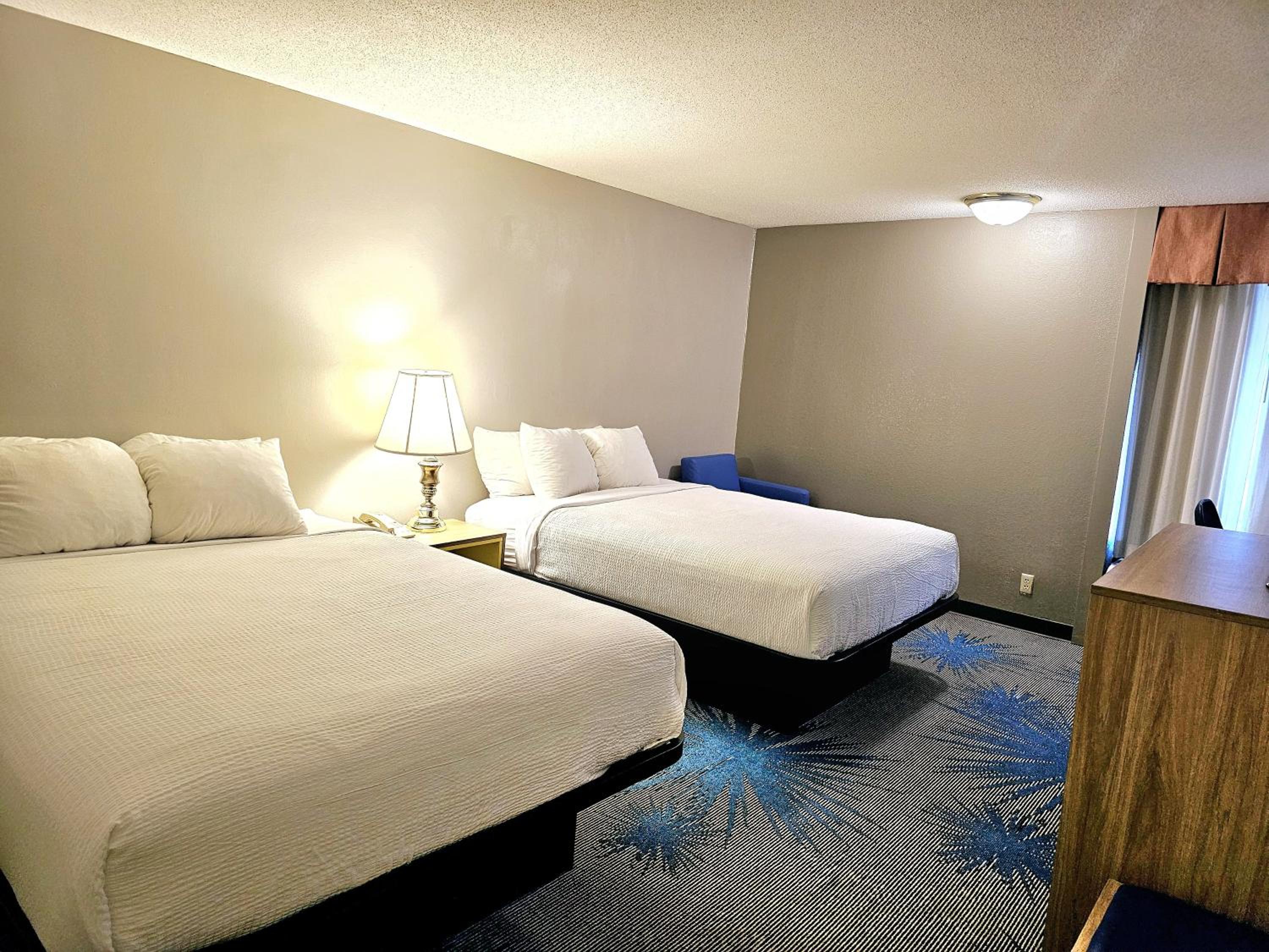 Queen Room with Two Queen Beds - Non-Smoking - Photo 9