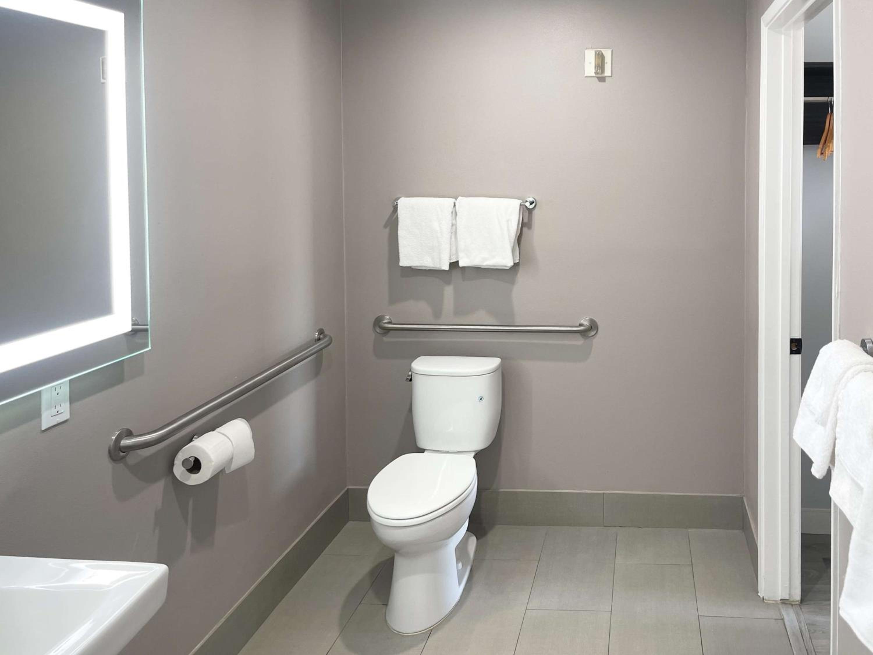 Quadruple Room - Disability Access - Roll in Shower photo 3