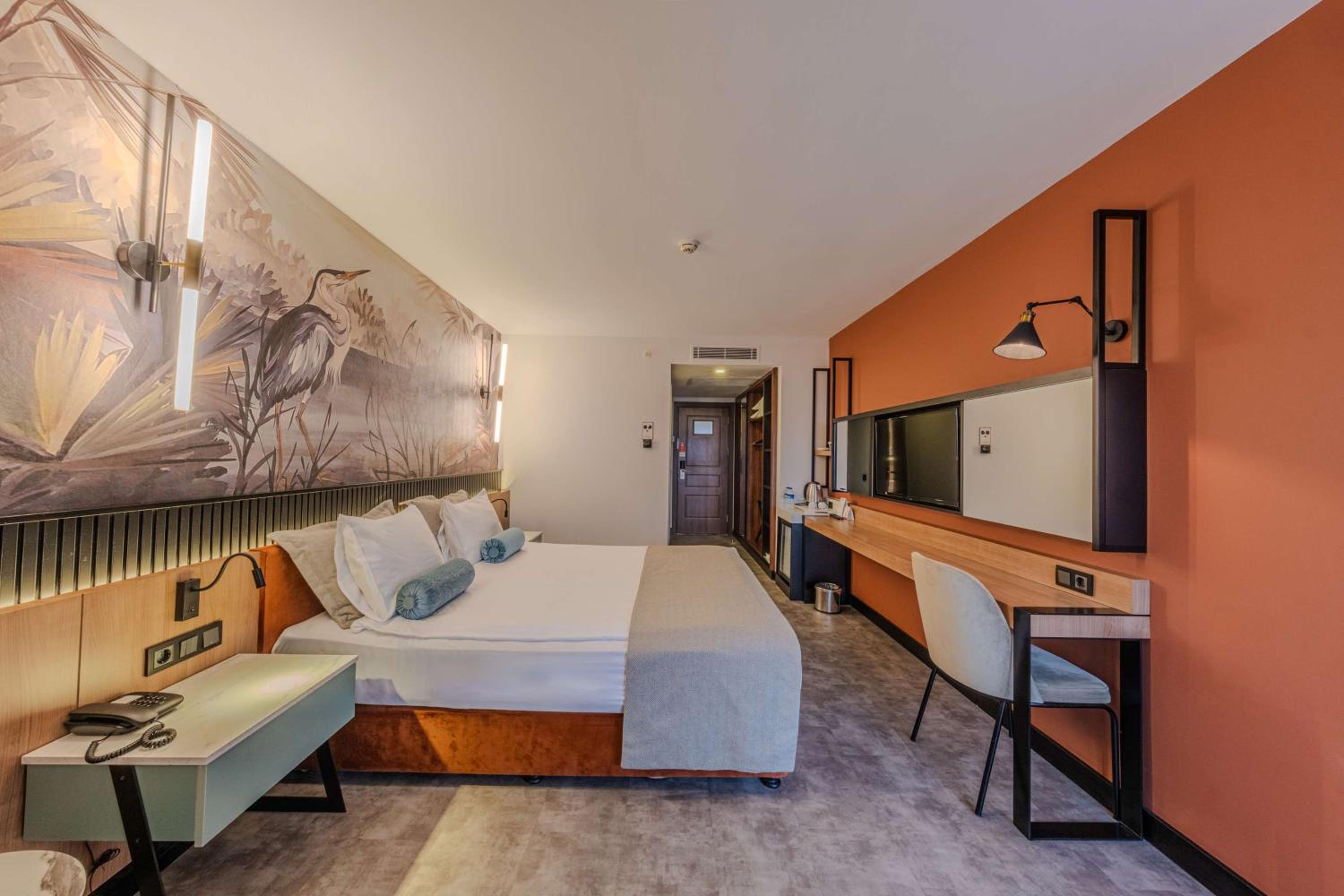 Deluxe King Room - Non-Smoking - Photo 2