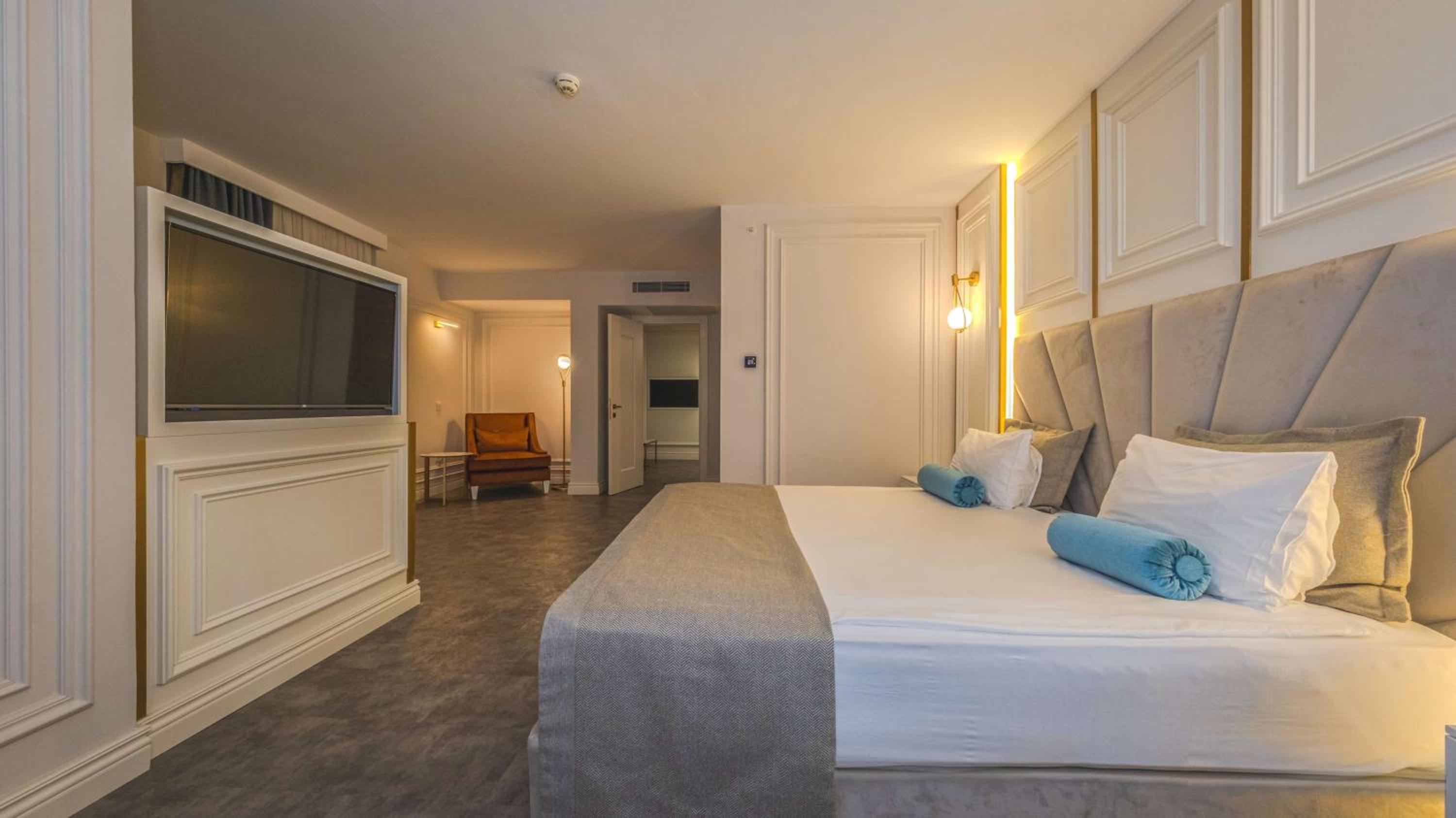 Deluxe King Suite with Sofa Bed and Spa Bath - Non-Smoking - Photo 12