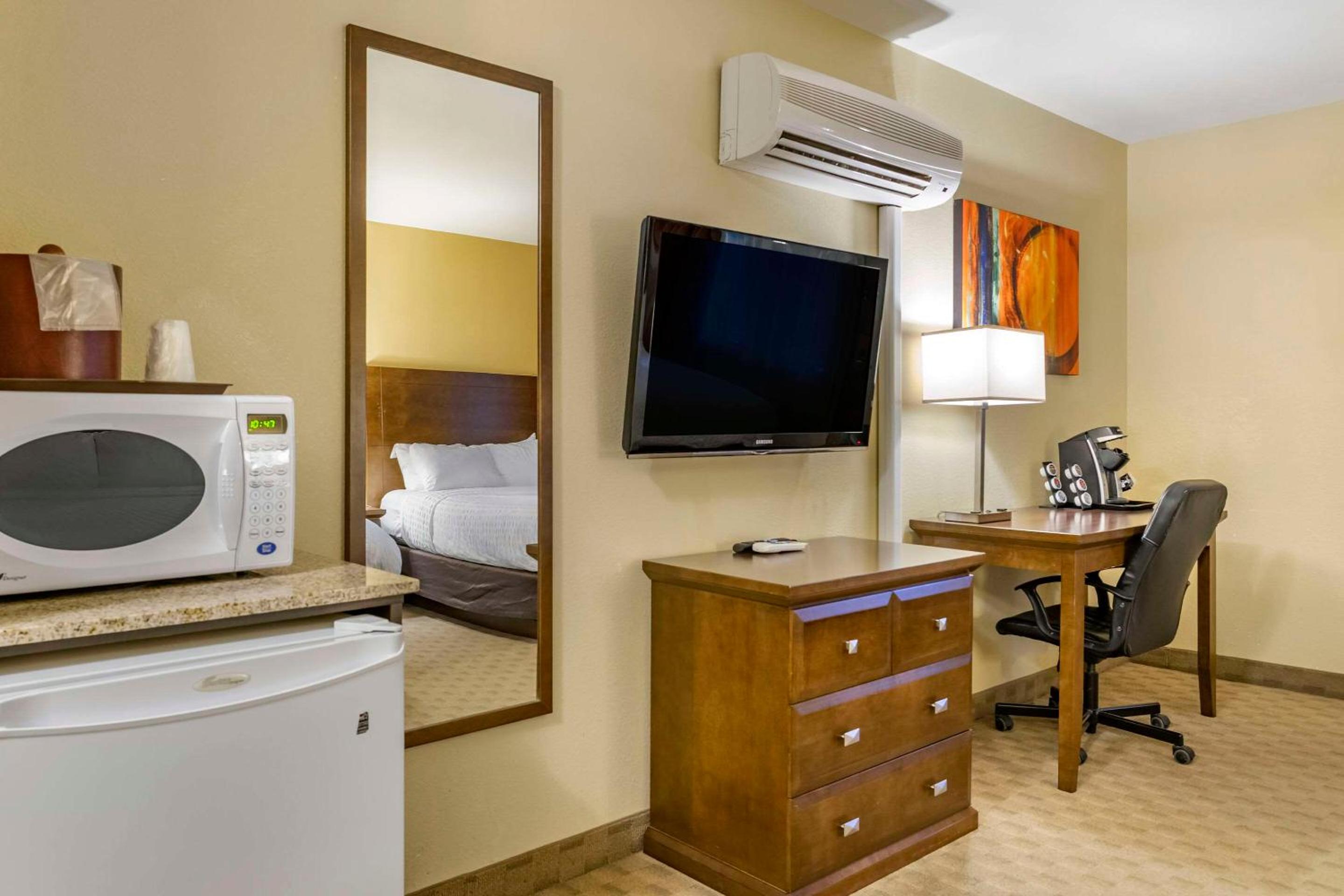 Deluxe Queen Room With Two Queen Beds