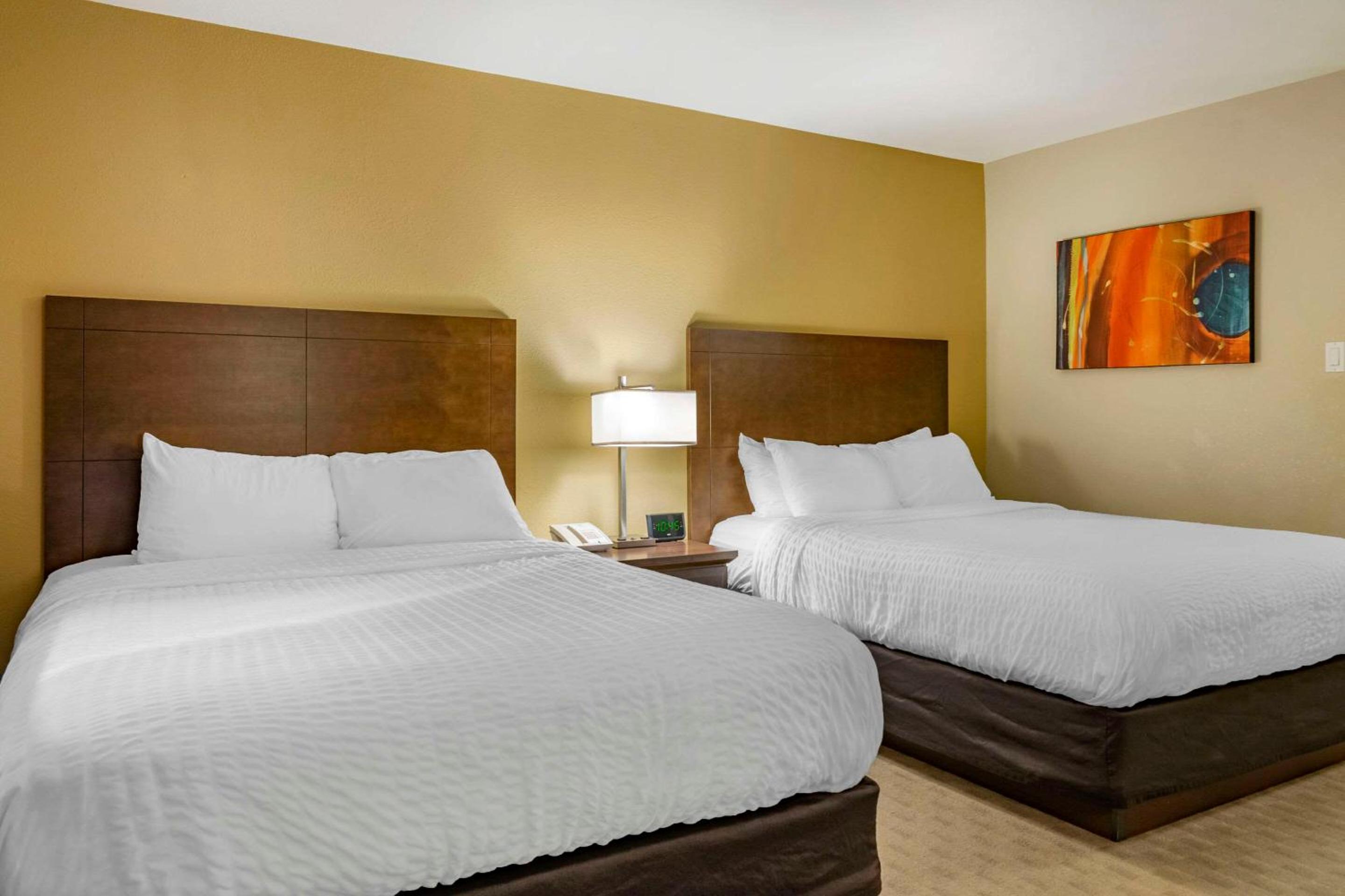 Standard Queen Room With Two Queen Beds photo 3