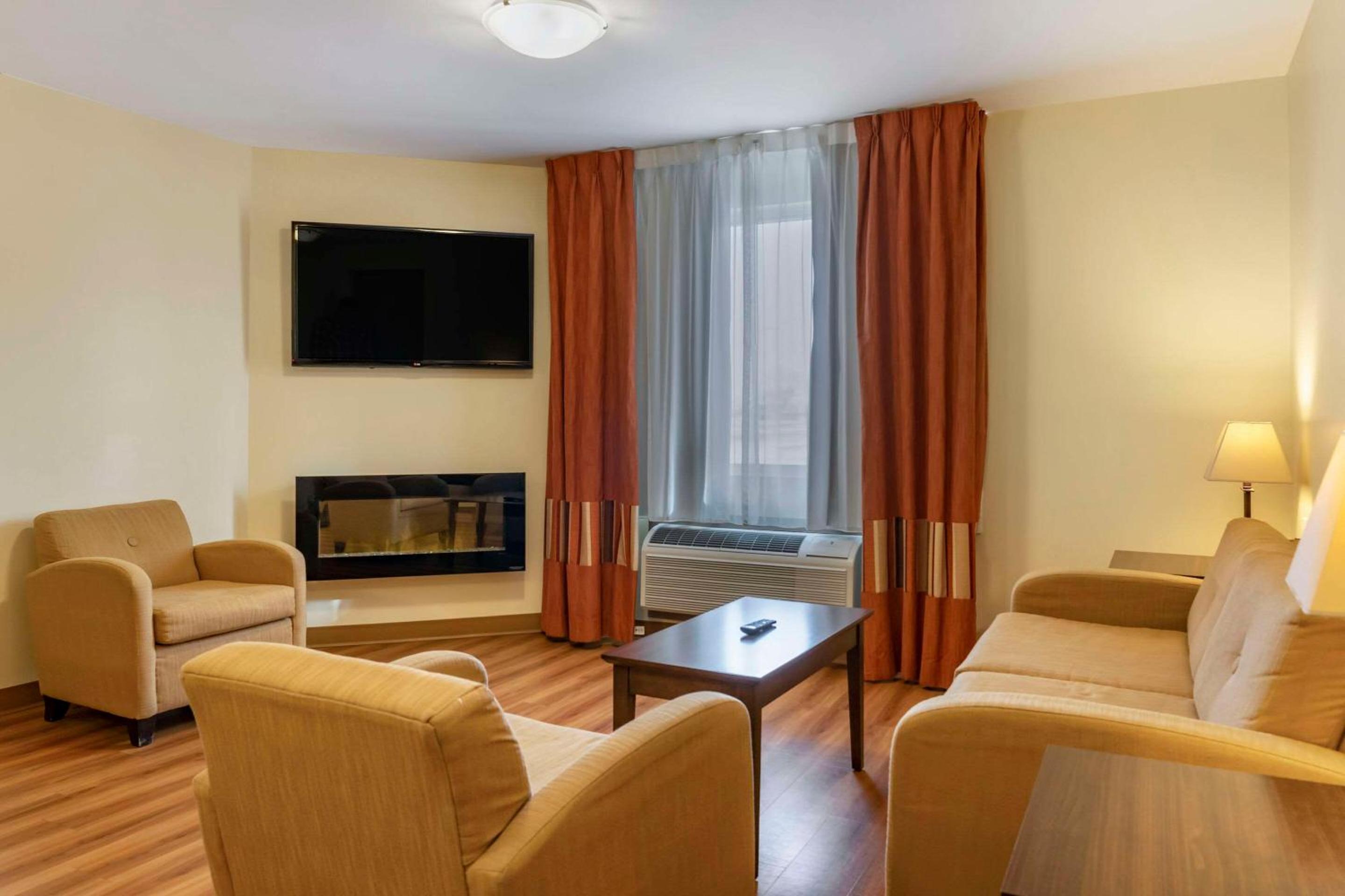 Queen Suite - Non-Smoking photo 3