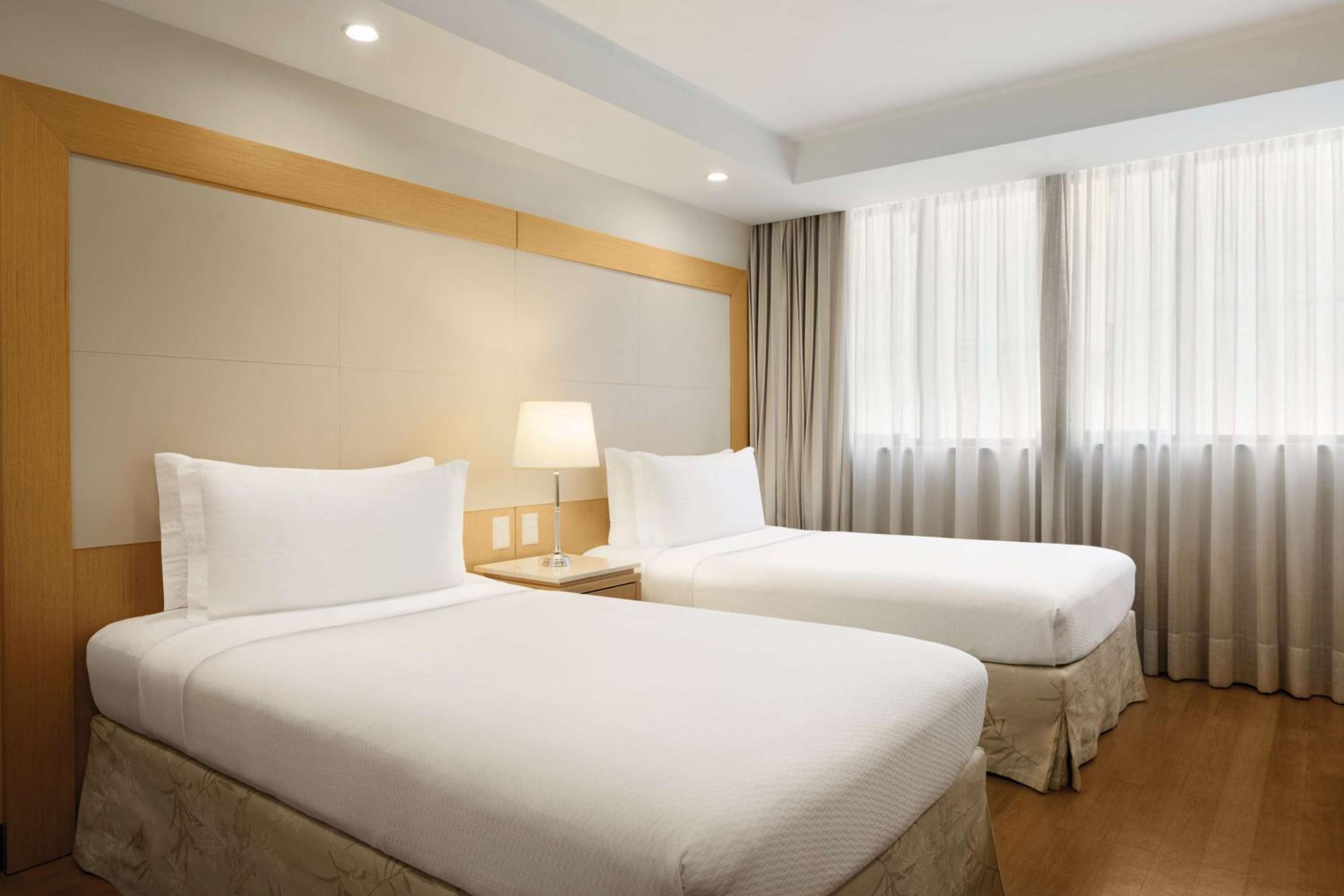 Twin Room with Two Twin Beds - City View thumbnail 6