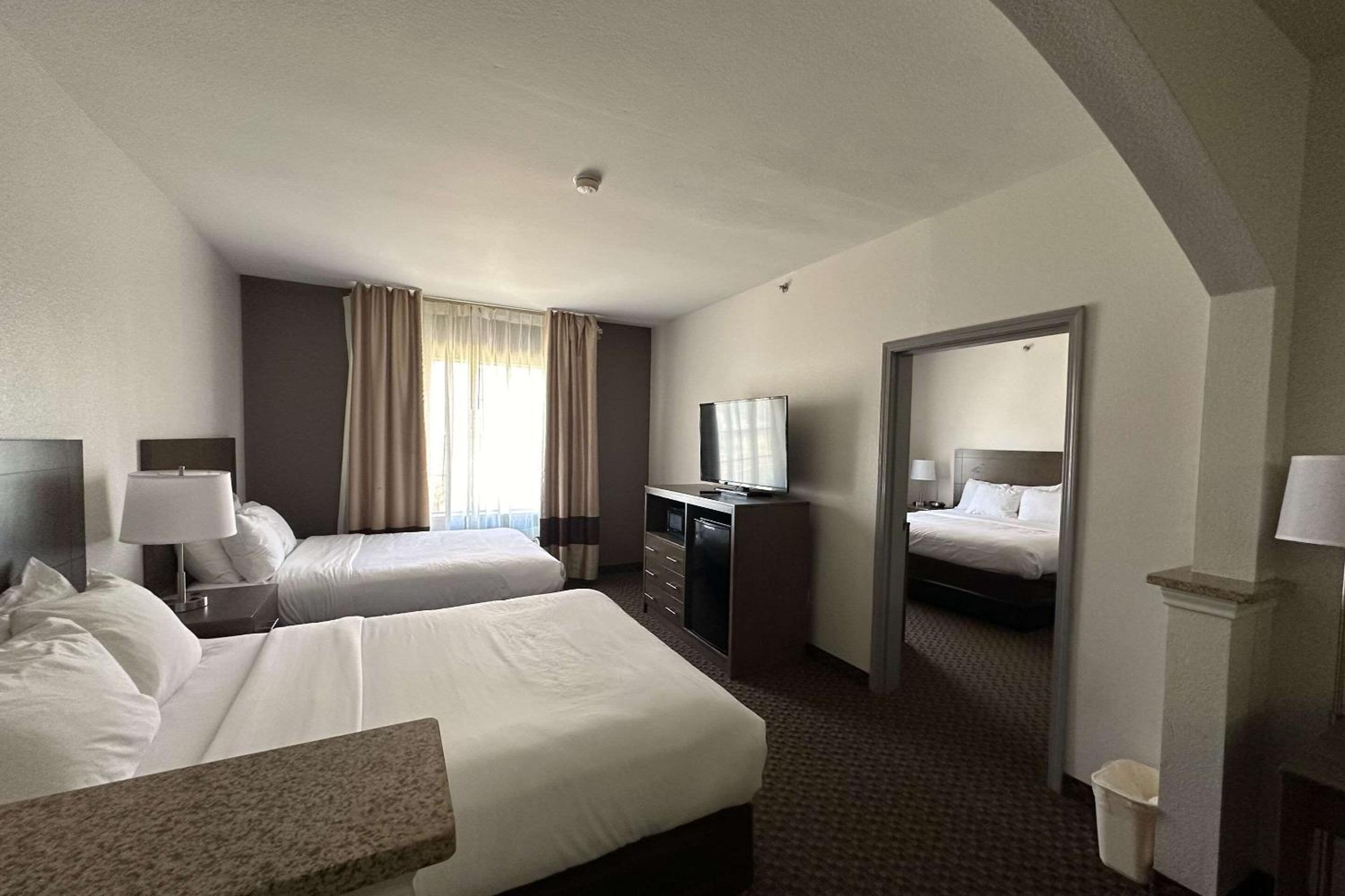 Suite with One King Bed and Two Queen Beds - Accessible/Non-Smoking - Photo 3