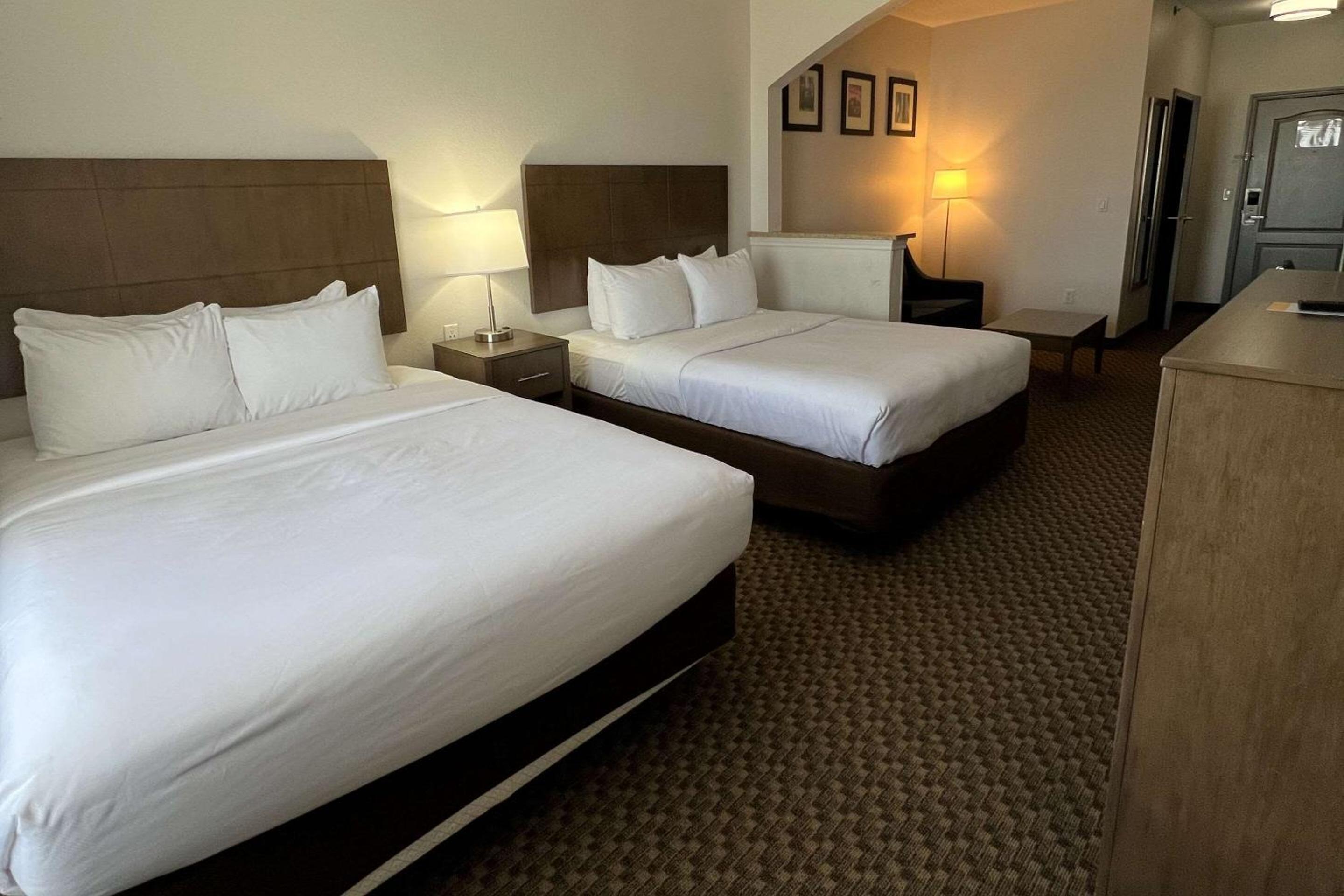 Queen Suite with Two Queen Beds - Non-Smoking - Photo 6
