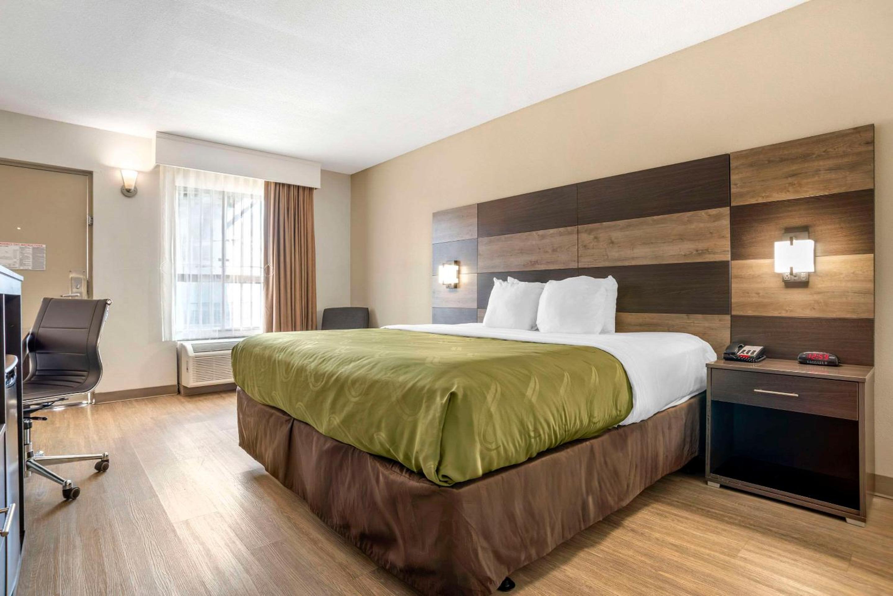 King Room - Accessible/Smoking - Photo 4