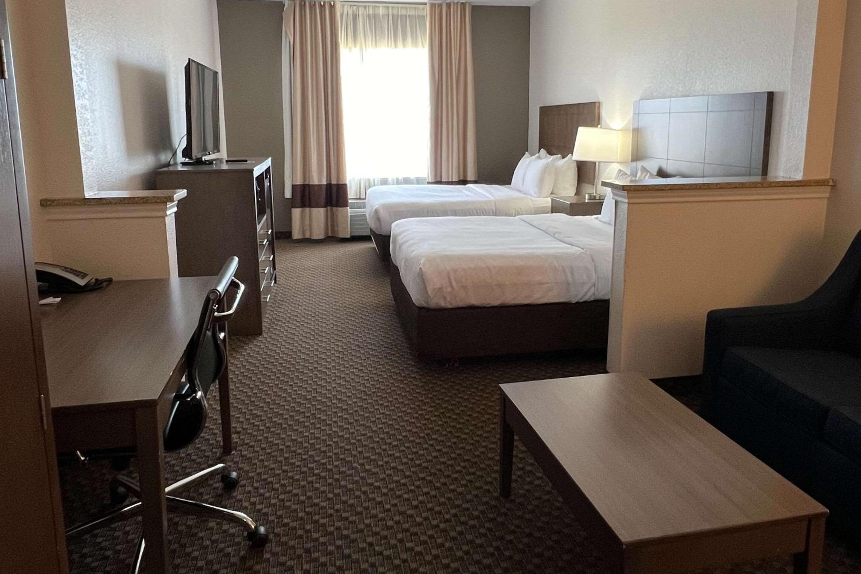 Queen Suite with Two Queen Beds - Non-Smoking - Photo 7