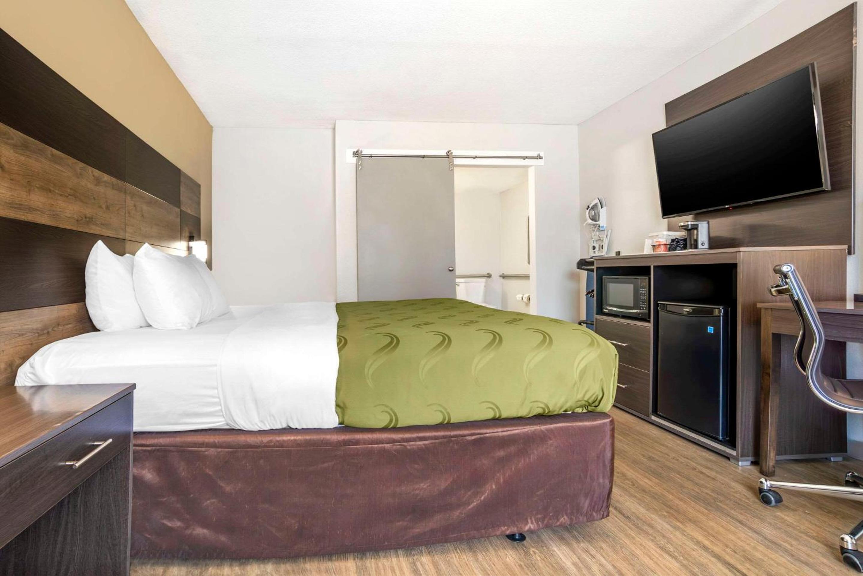 King Room - Accessible/Smoking - Photo 3