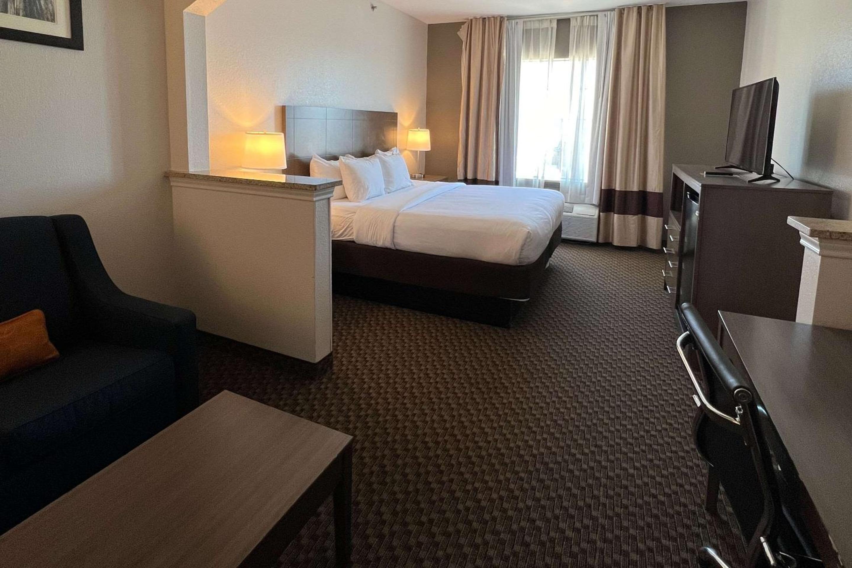 King Suite - Non-Smoking - Photo 2