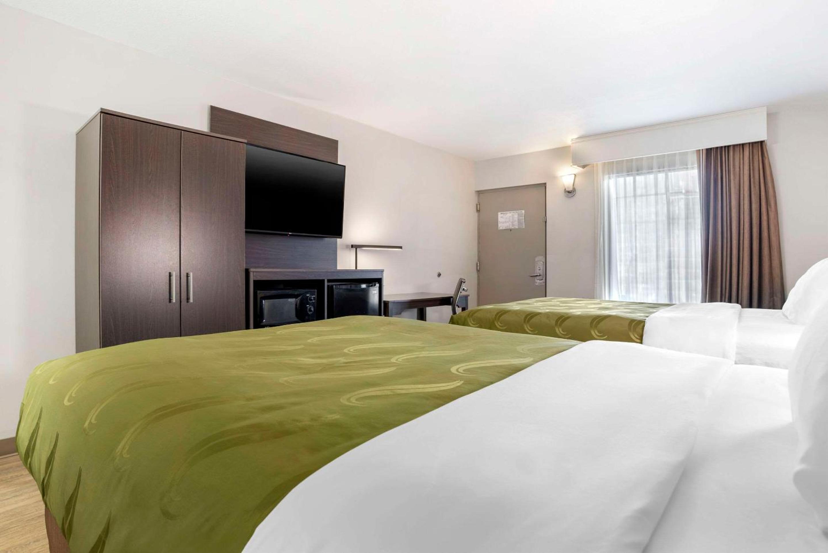 Double Room with Two Double Beds - Accessible/Non-Smoking photo 3