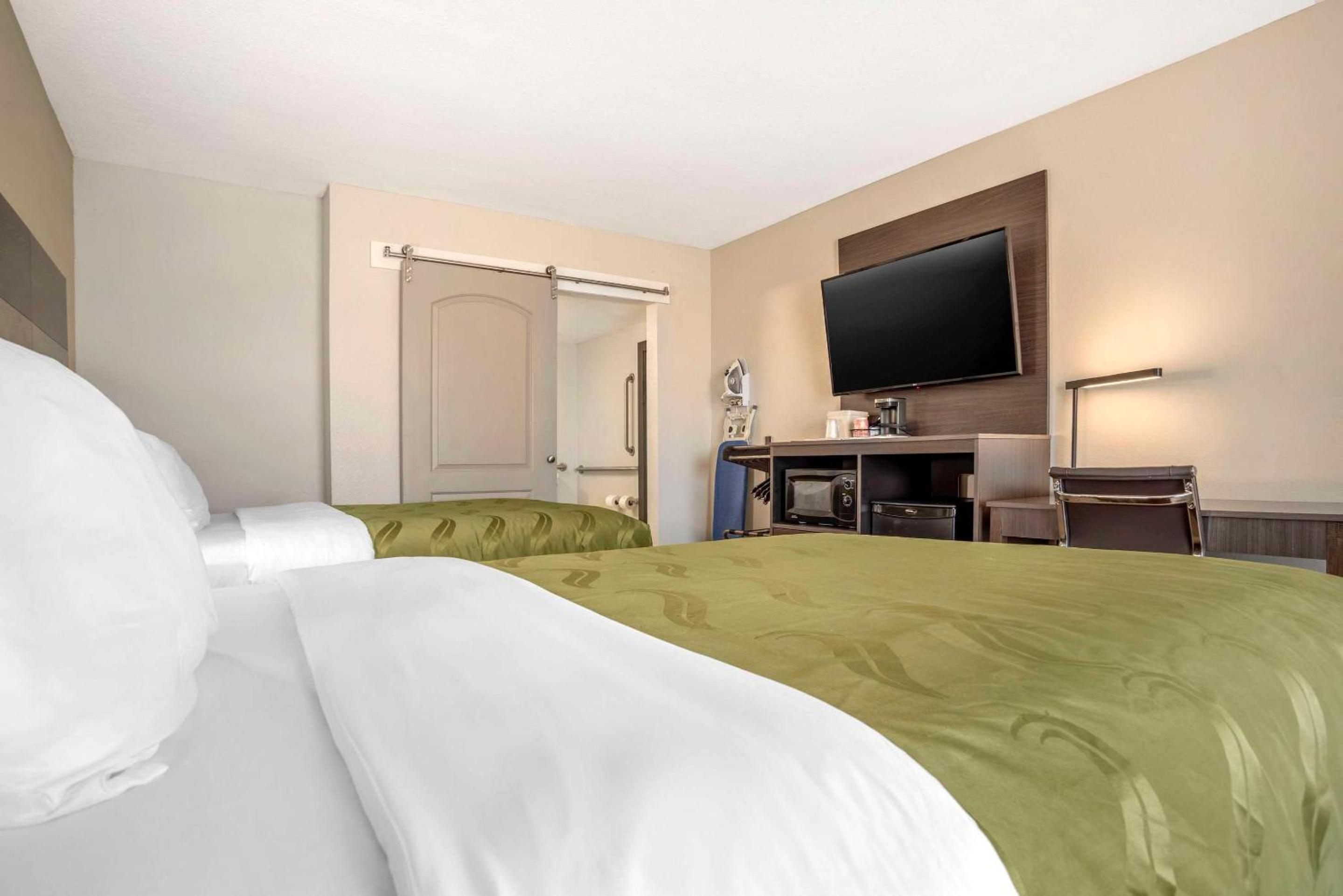 Double Room with Two Double Beds - Non-Smoking - Photo 4