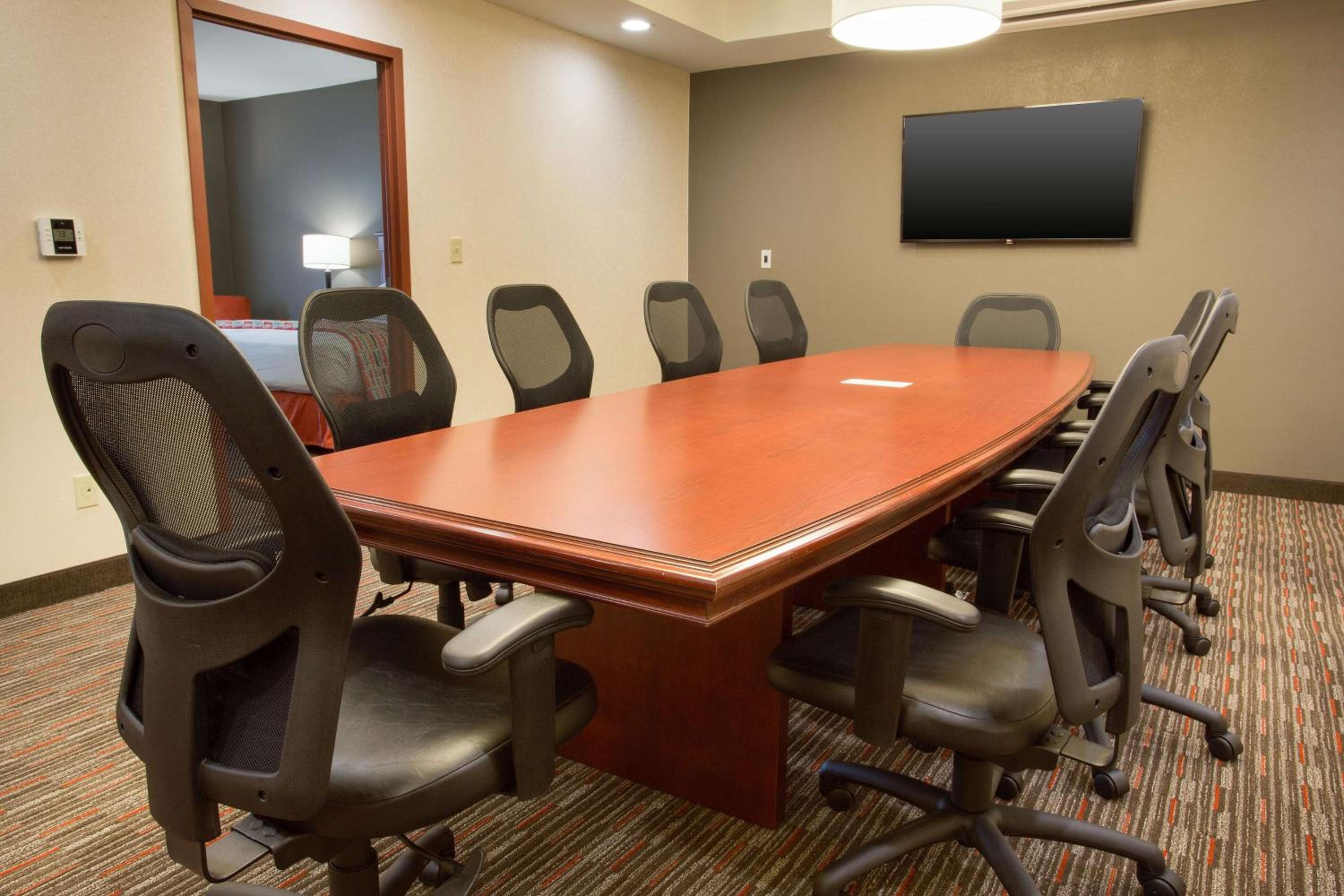 Deluxe King Meeting Room, 2 Rooms - Accessible , Tub photo 3