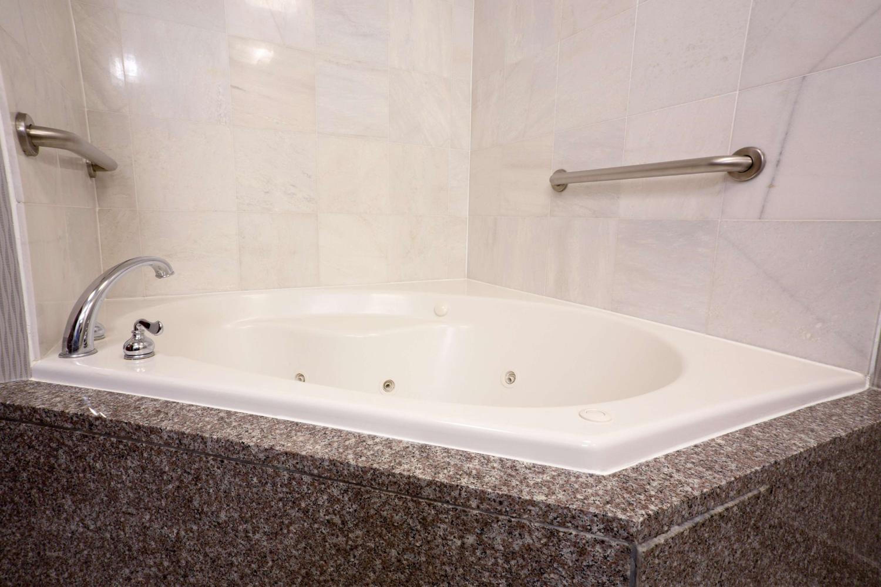 Deluxe King Room with Spa Bath photo 2