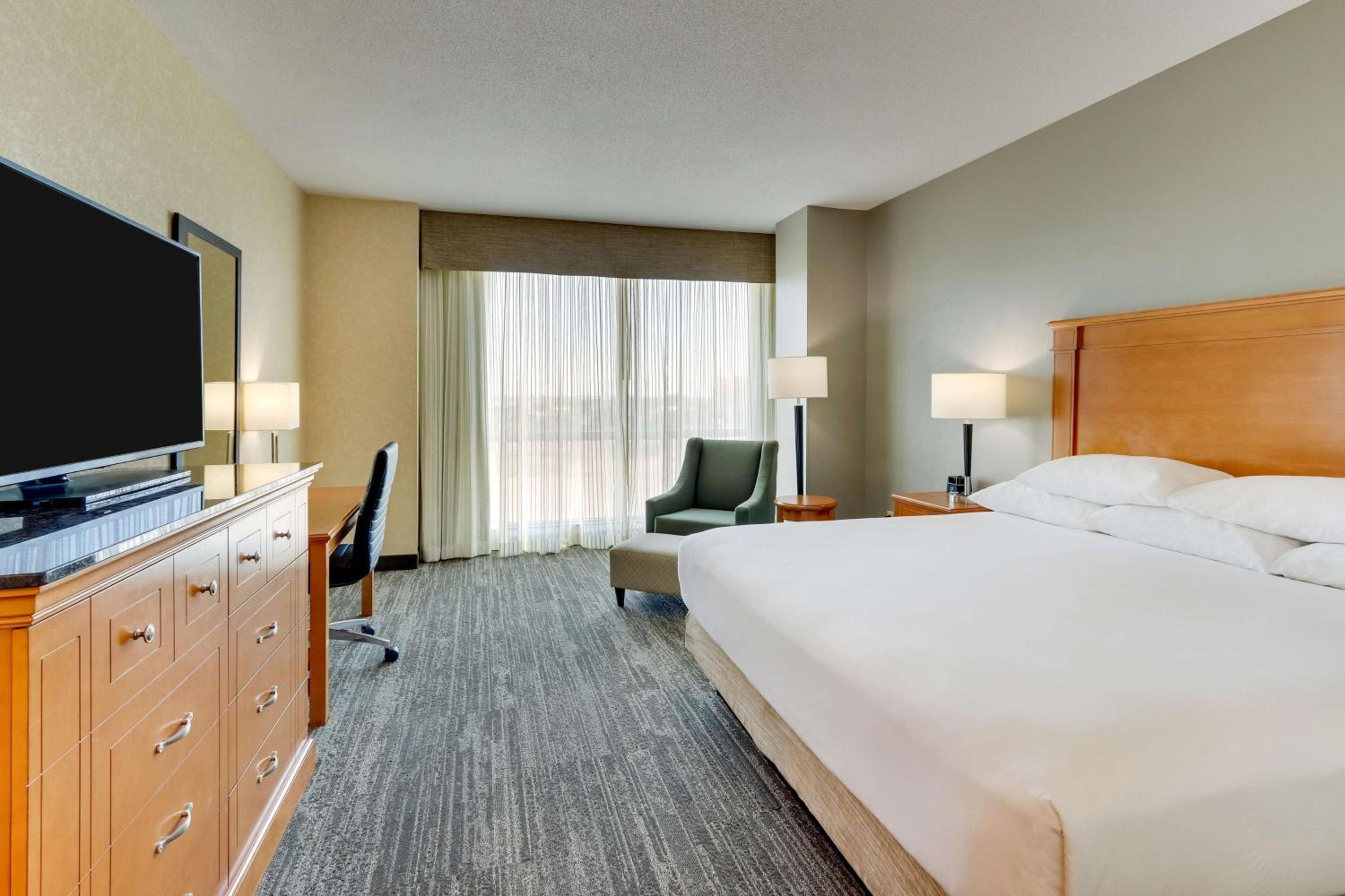 Superior King Room - Accessible, Roll-in Shower