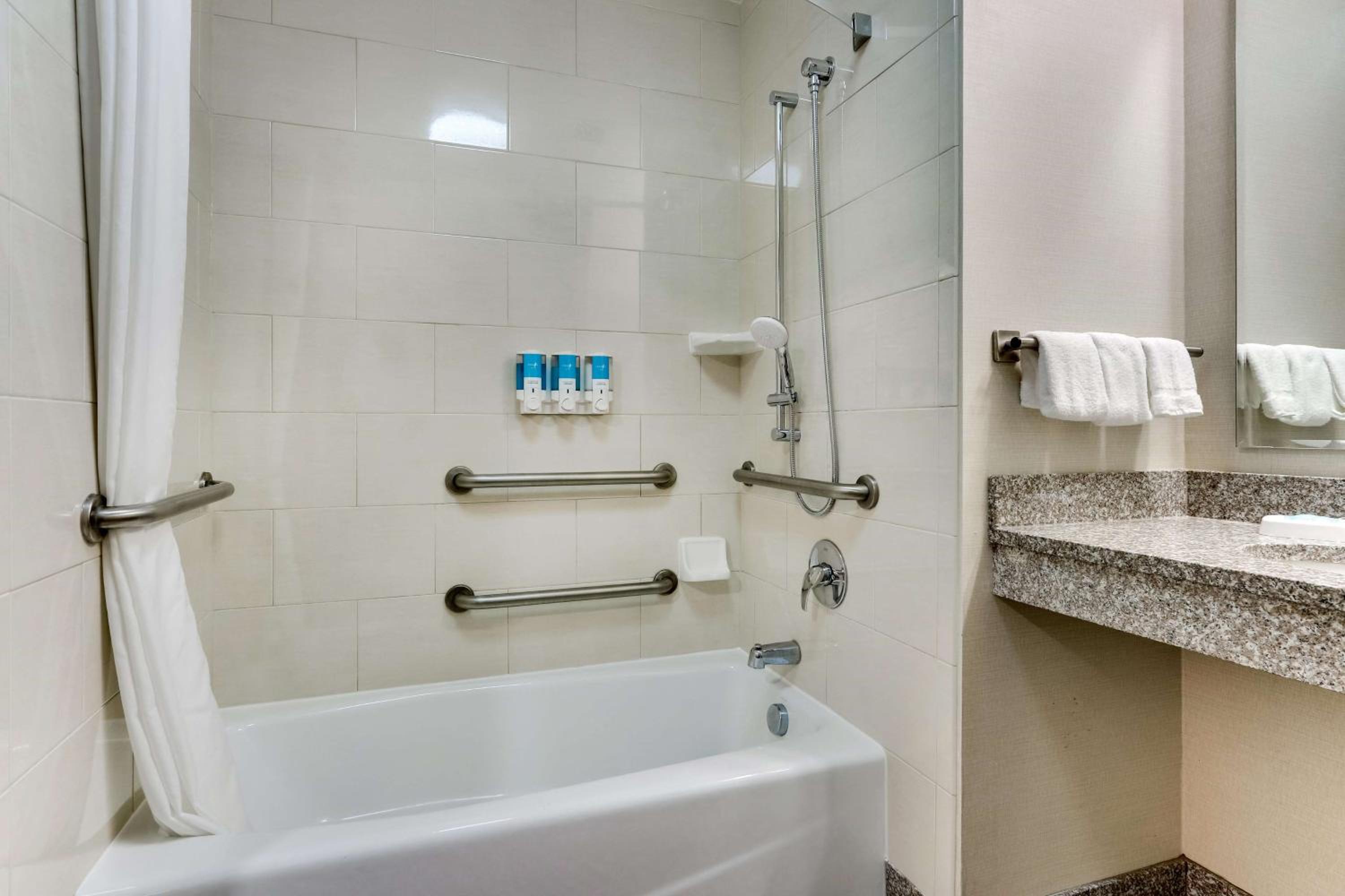 Deluxe Queen Room with Two Queen Beds - Accessible, Tub