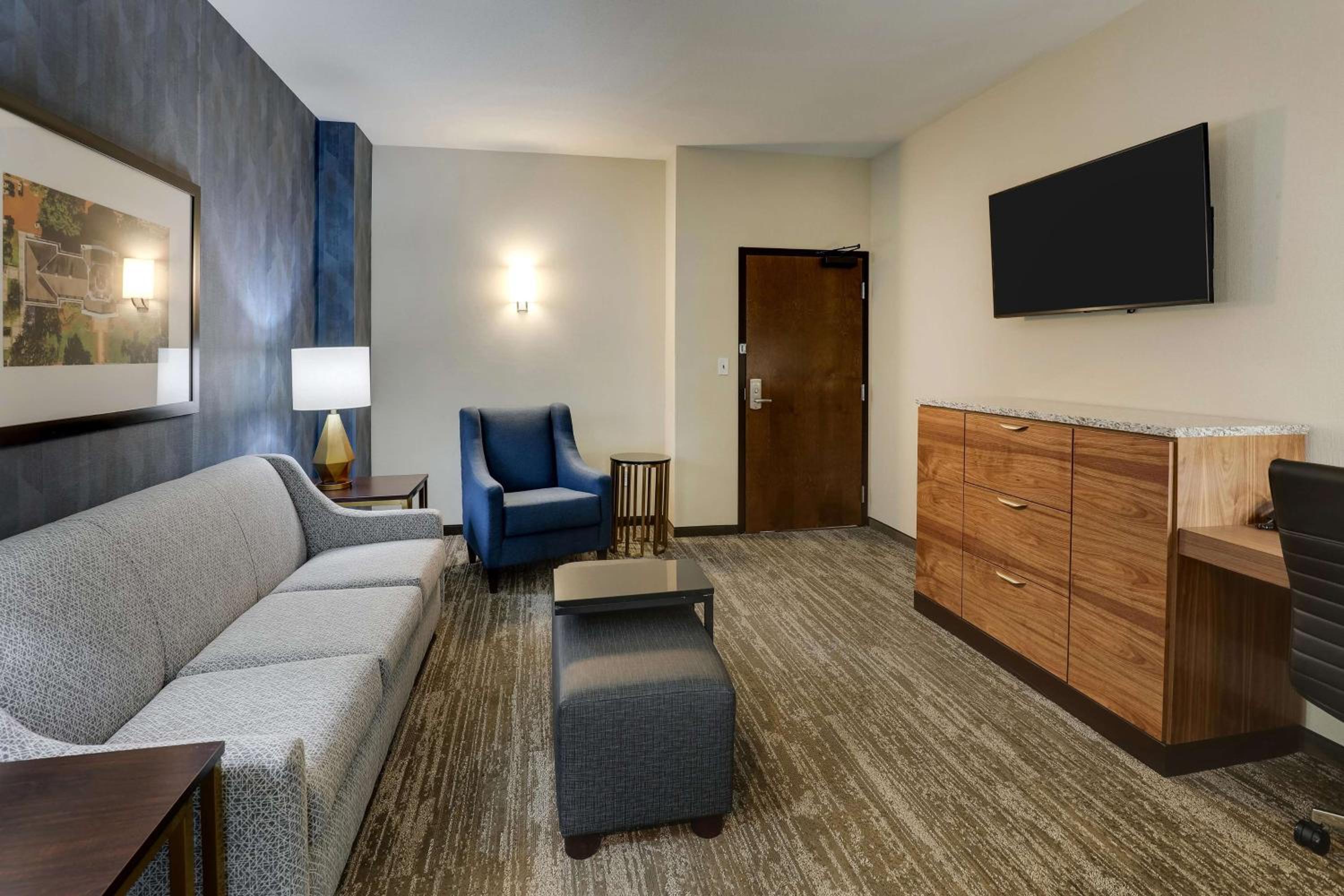 Queen Suite with Sofa Bed photo 3