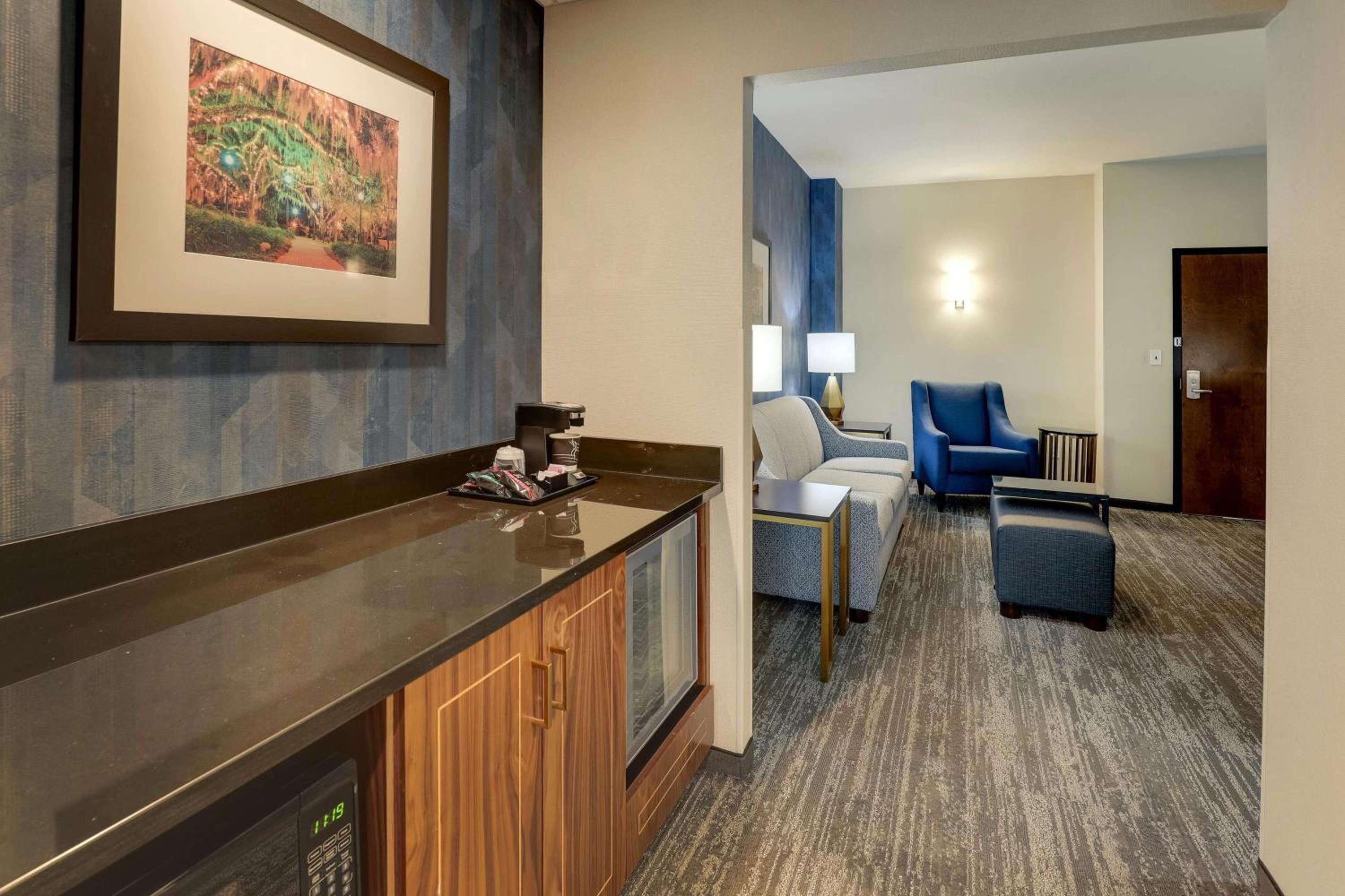 Queen Suite with Sofa Bed - Accessible, Tub photo 2