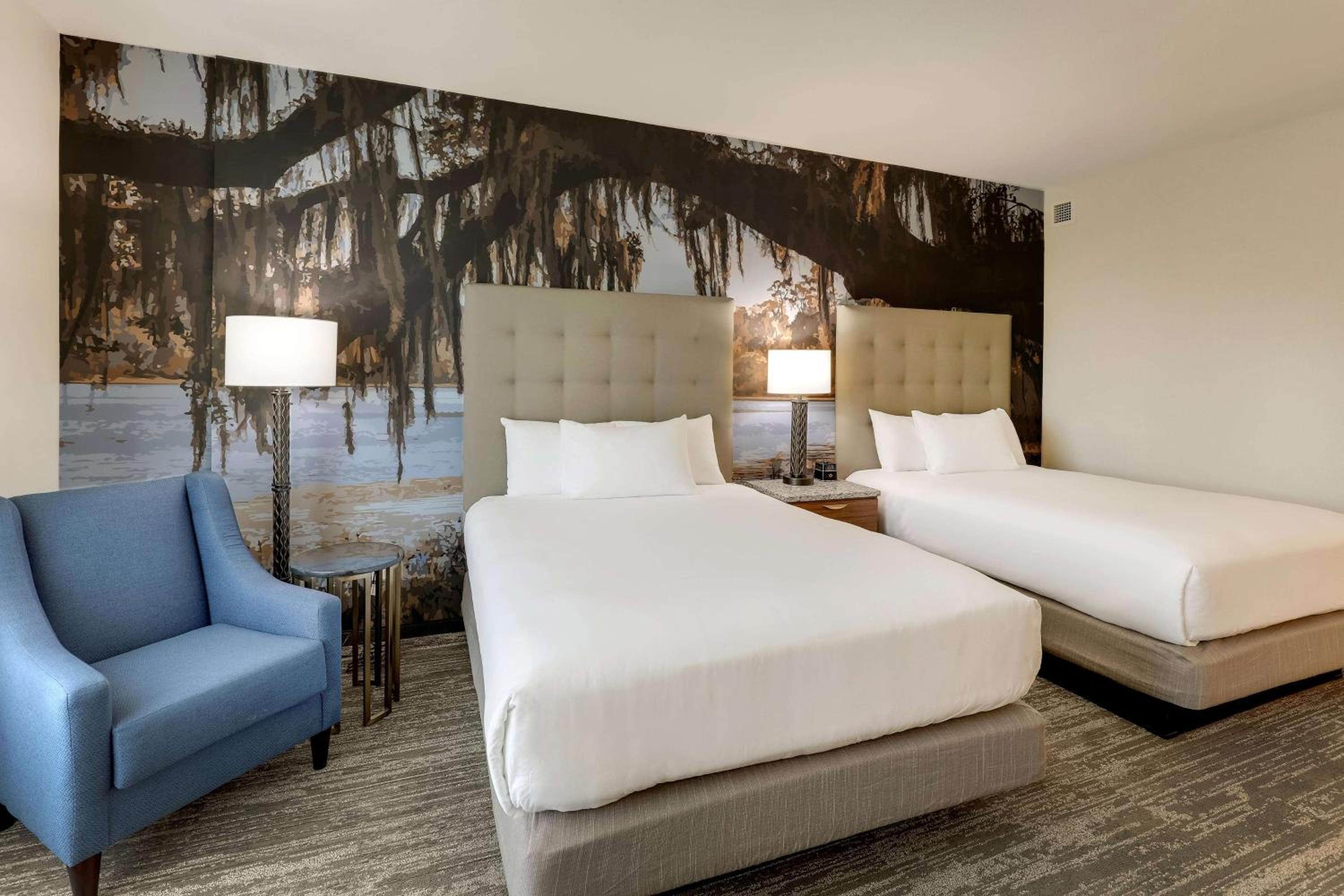 Deluxe Queen Room with Two Queen Beds - Accessible, Tub photo 3