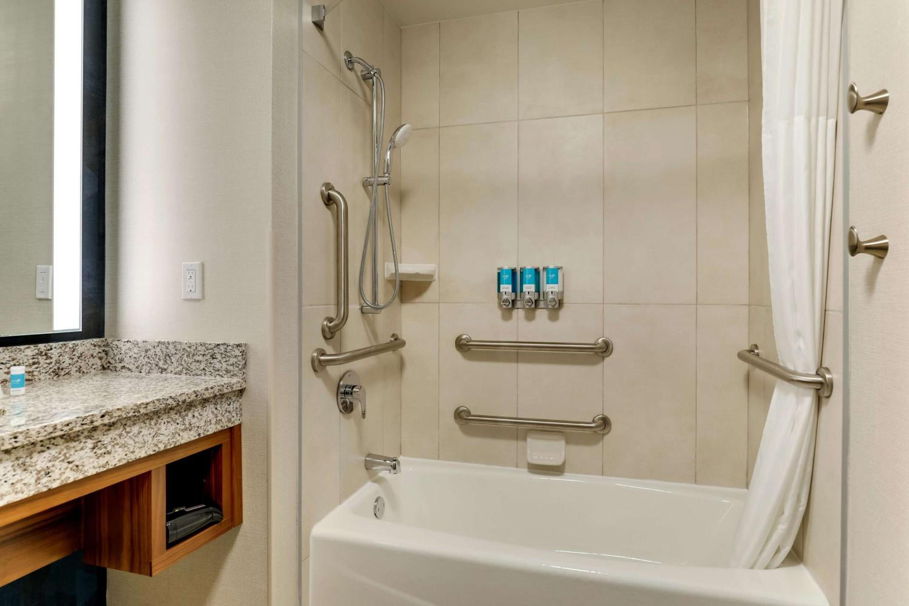 Queen Suite with Sofa Bed - Accessible, Tub photo 3