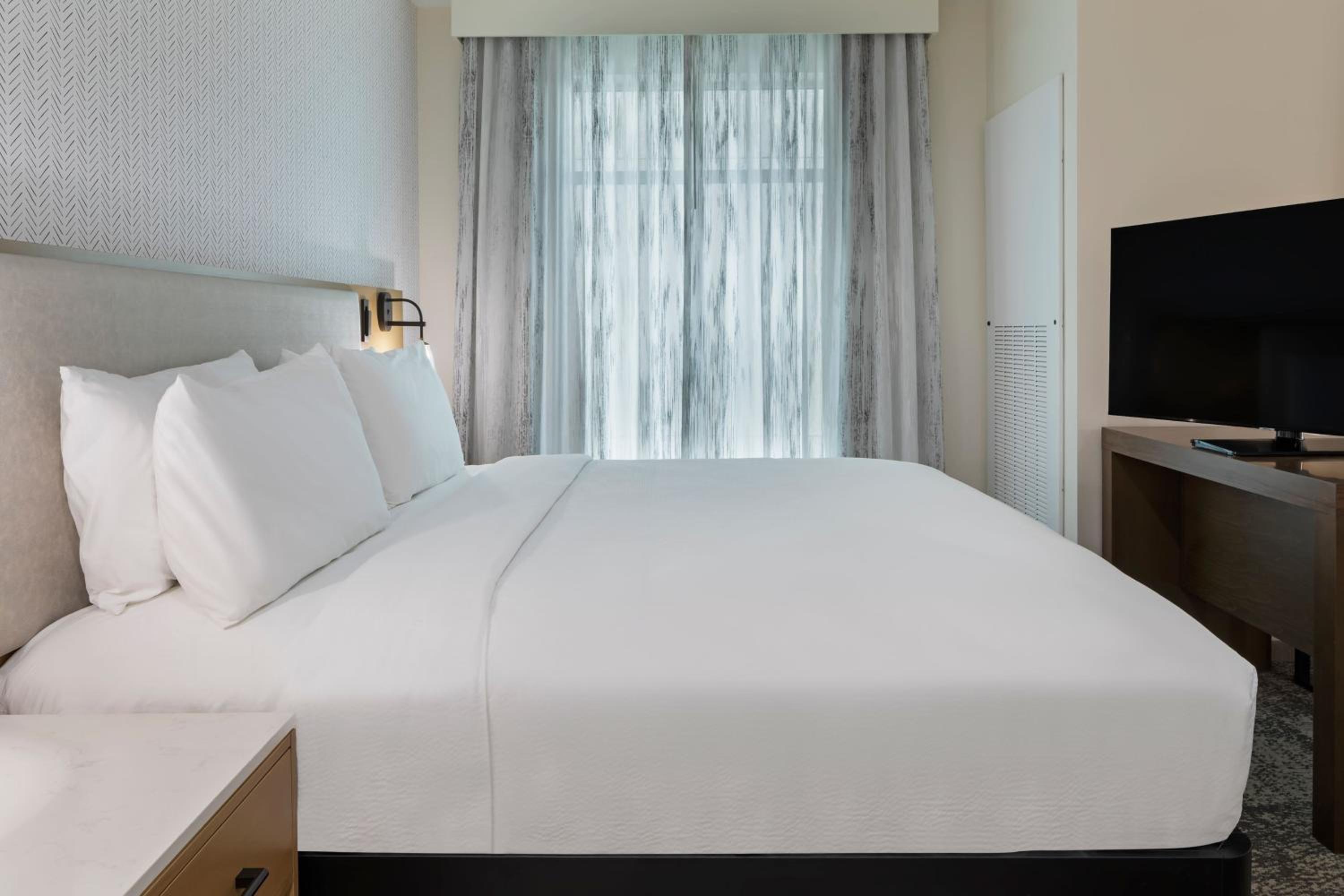 One-Bedroom King Suite with Sofa Bed  - Photo 2