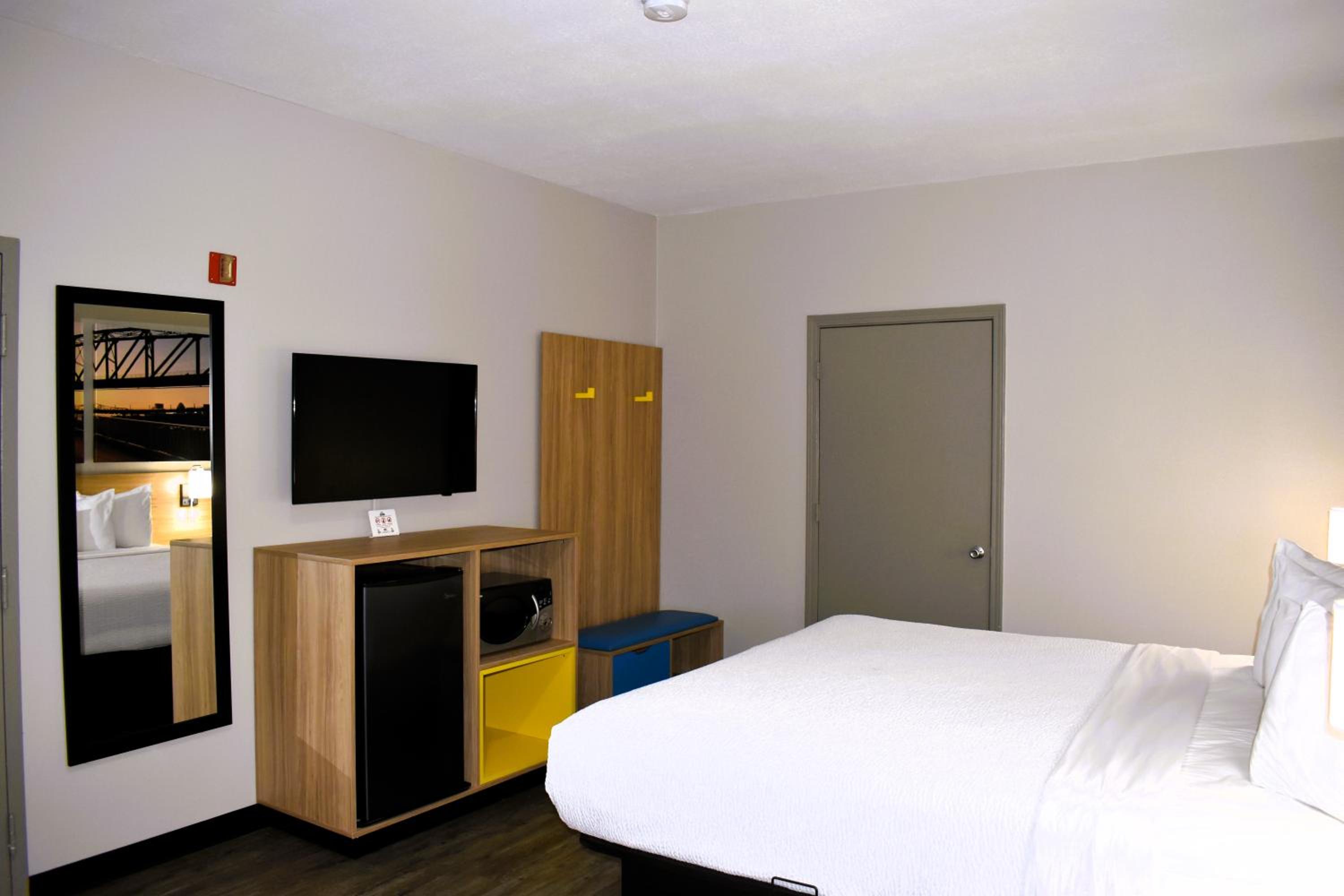 King Room with Roll-In Shower - Mobility Access/Non-Smoking photo 2