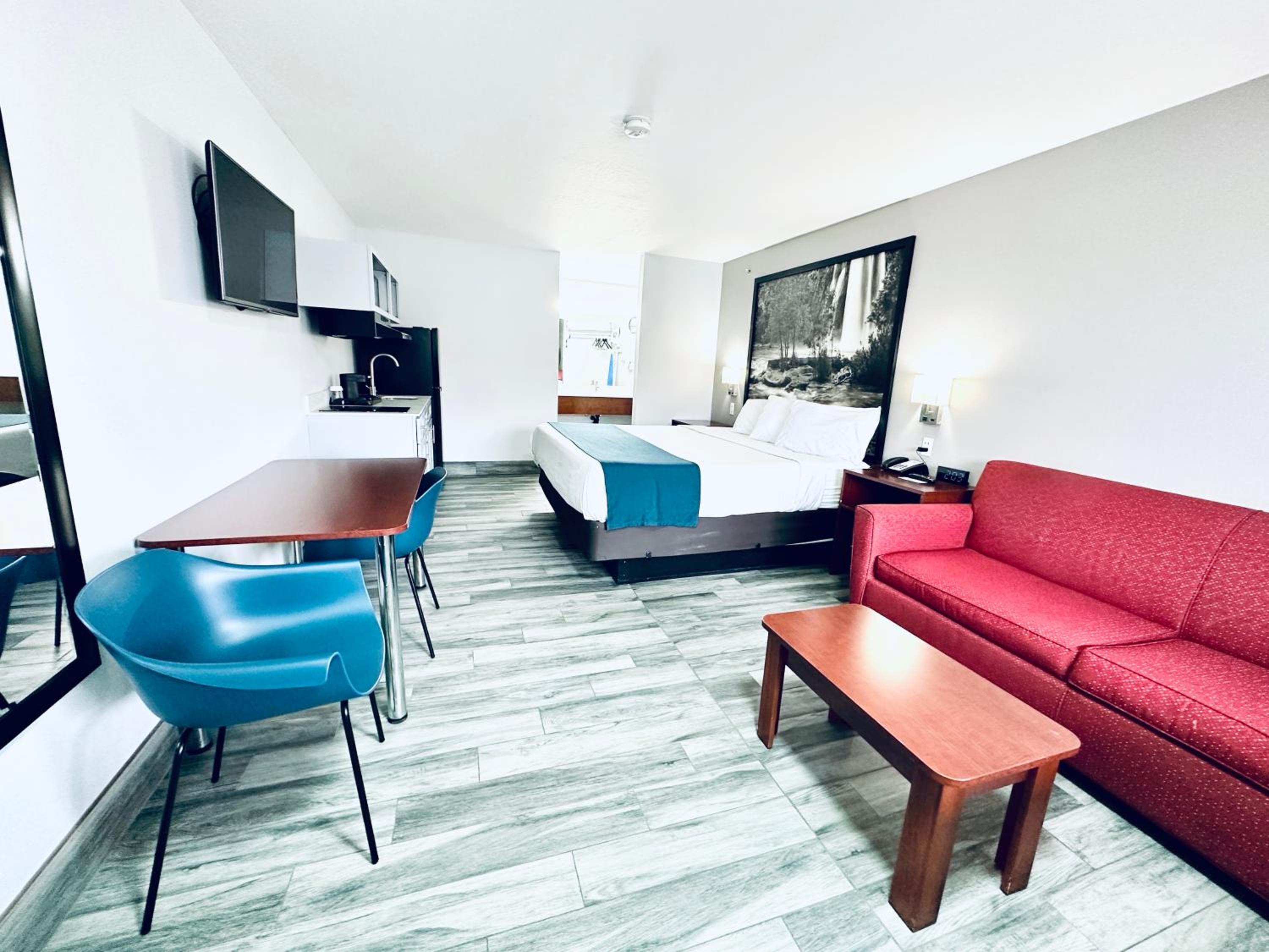 Deluxe King Suite - Non-Smoking