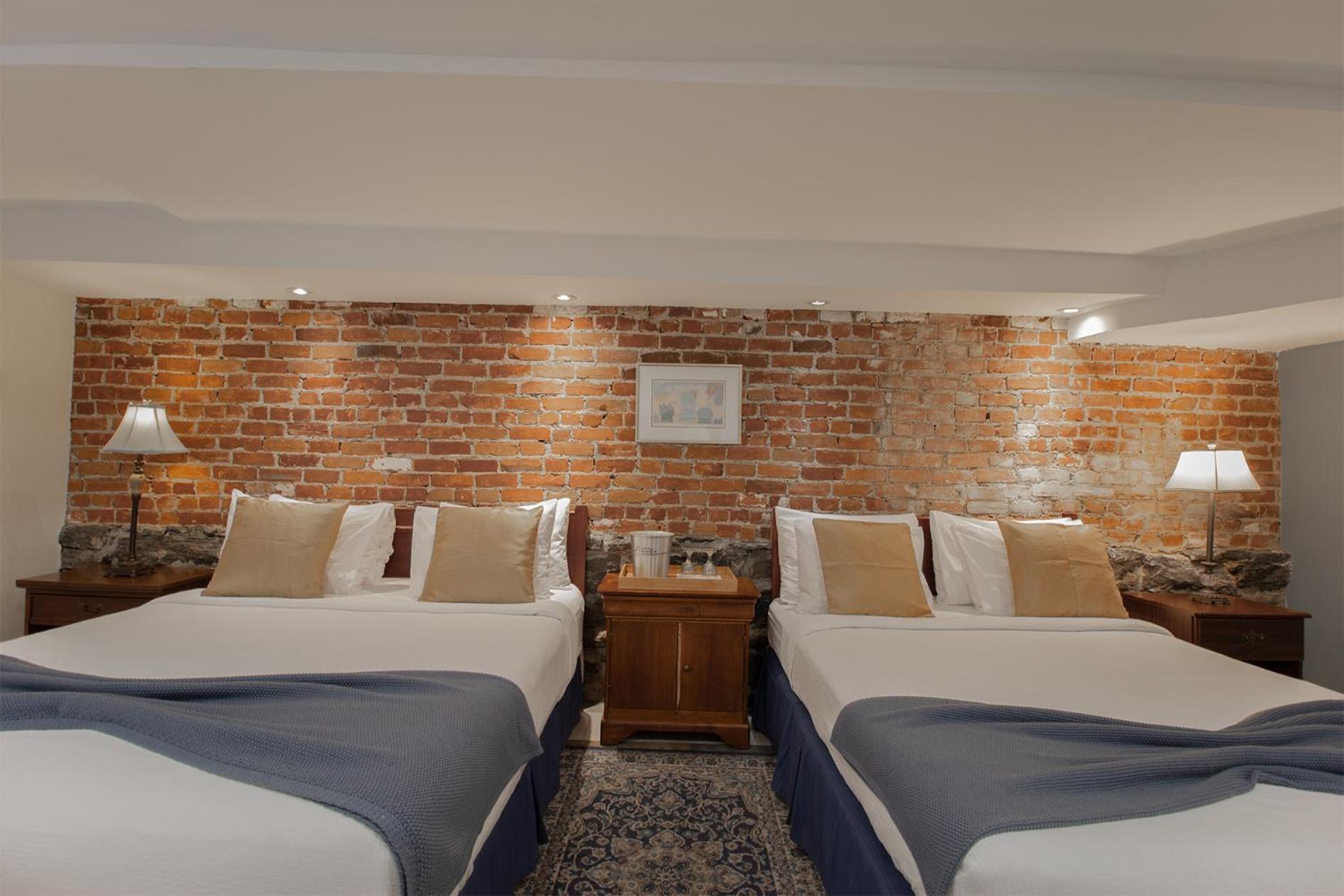 Standard Queen Room with Two Queen Beds photo 2