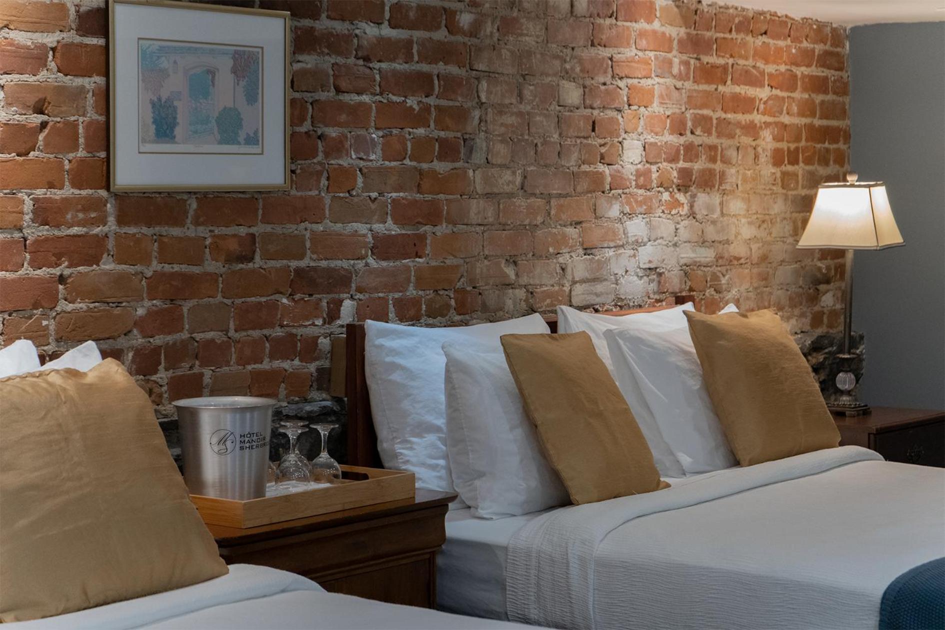 Standard Queen Room with Two Queen Beds photo 3