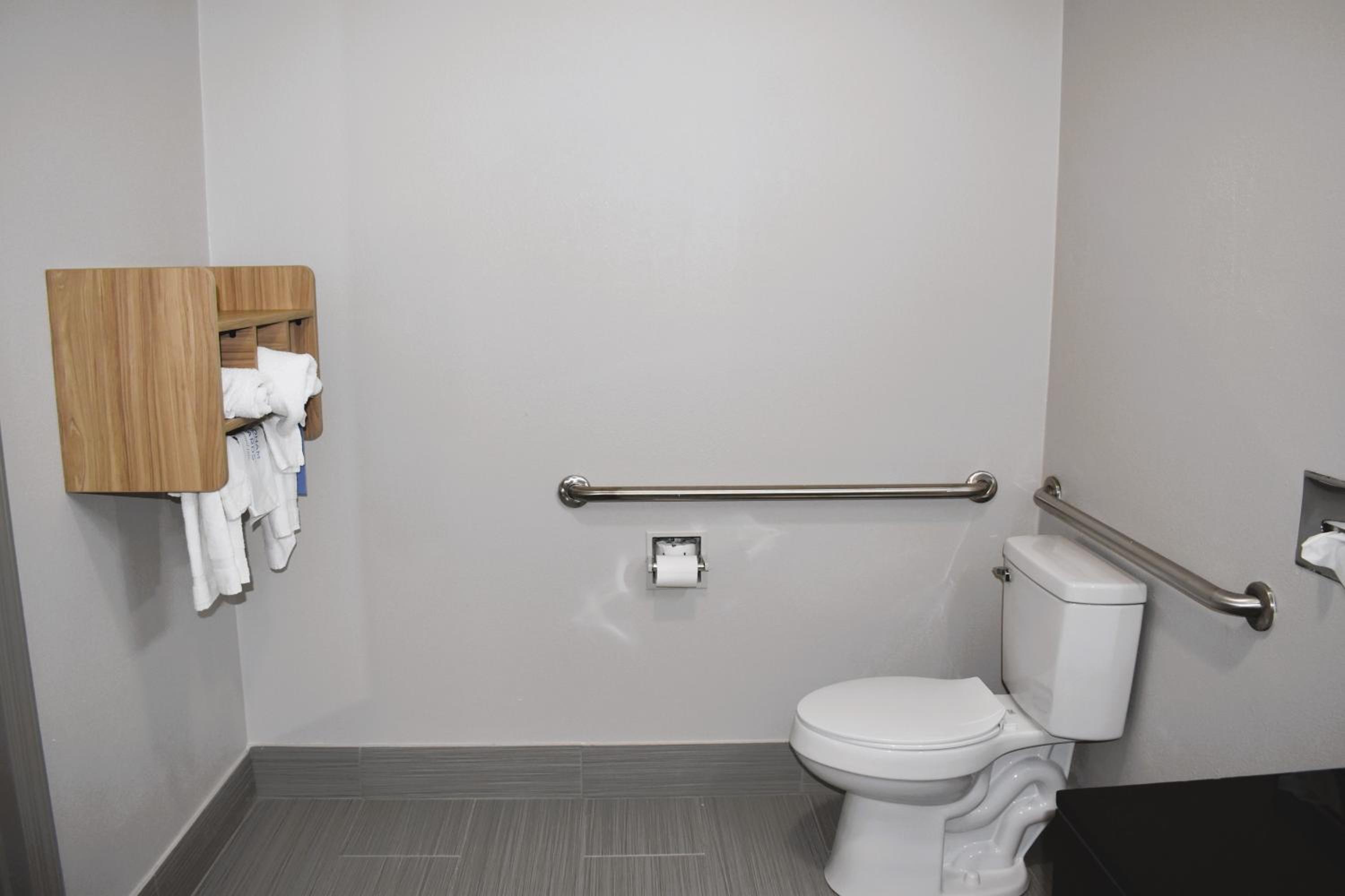 King Room with Roll-In Shower - Mobility Access/Non-Smoking photo 3