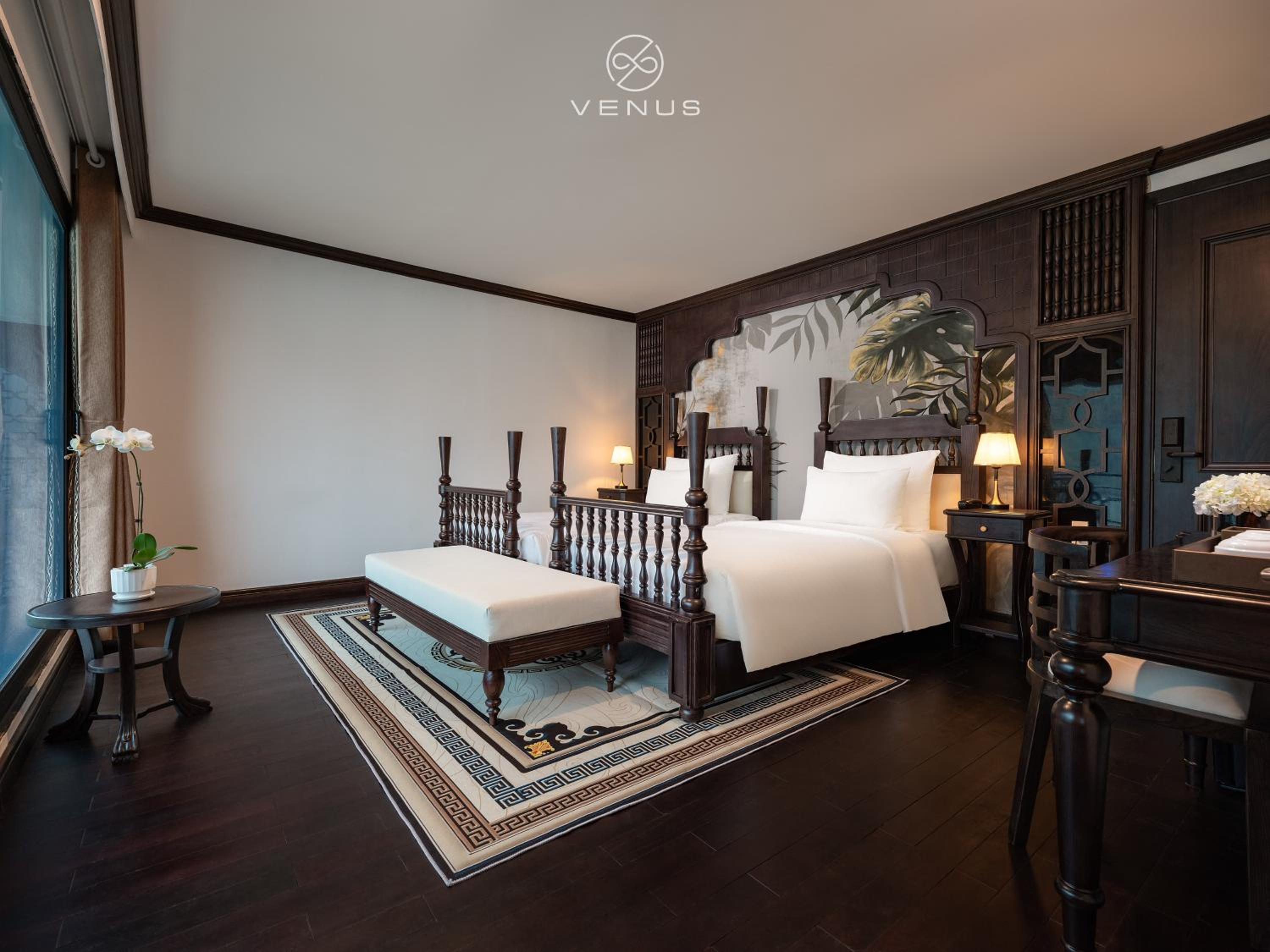 Senior Suite with Balcony and Bathtub photo 2