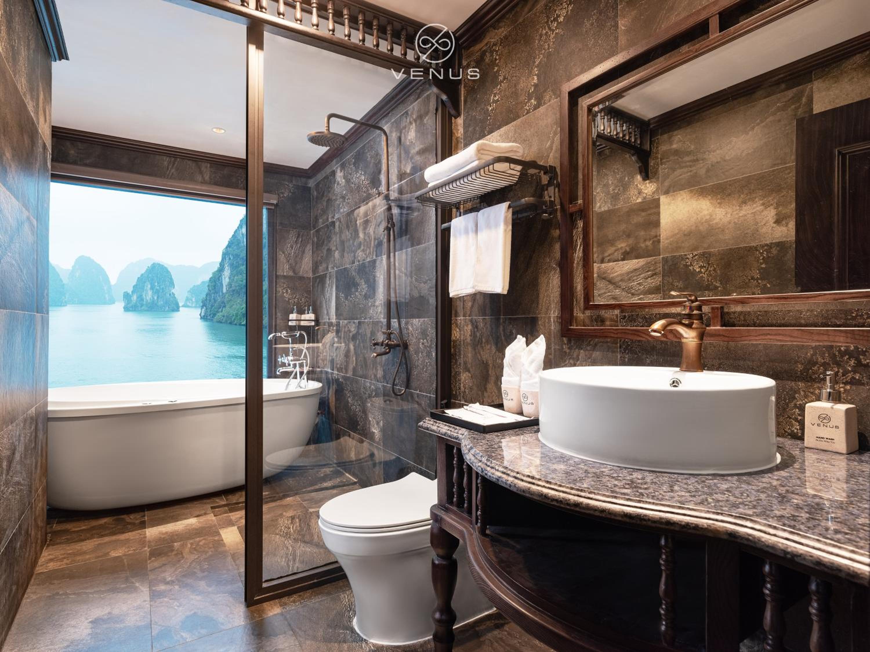Senior Suite with Balcony and Bathtub photo 3