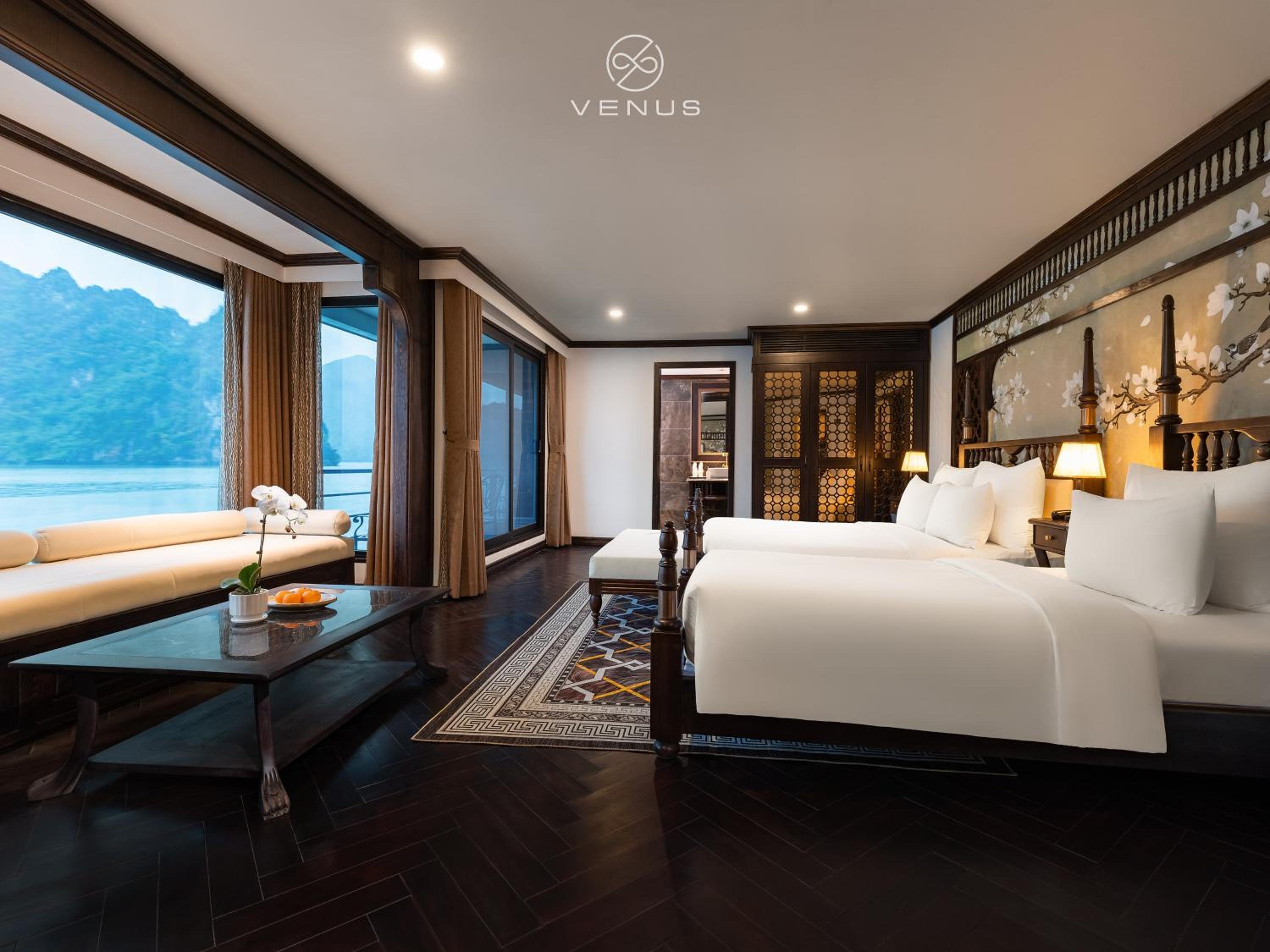 Executive Suite with Balcony and Bathtub photo 3